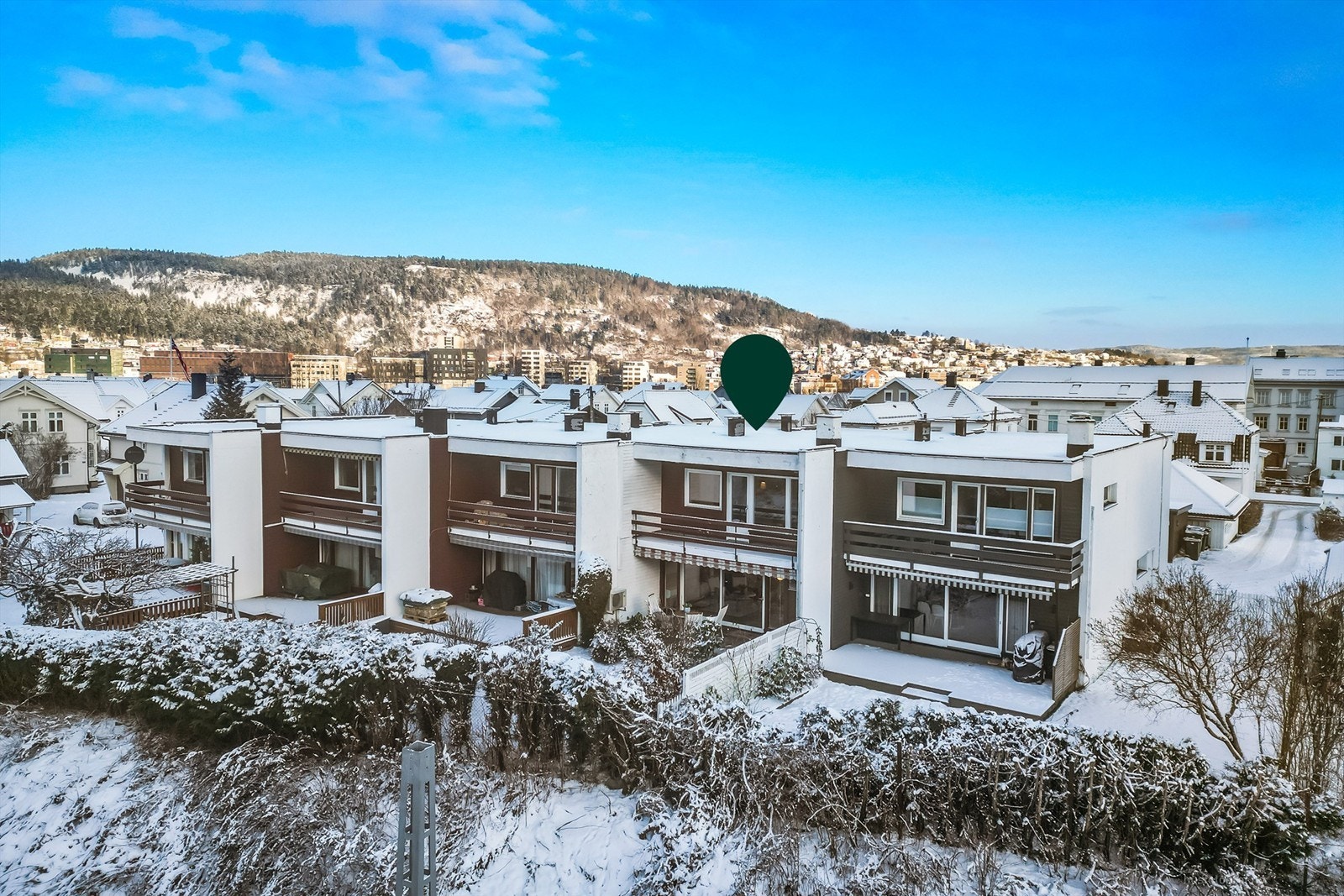 Boligen disponerer en fast parkeringsplass på ca. 17 kvm i felles garasjerekke Galleribilde