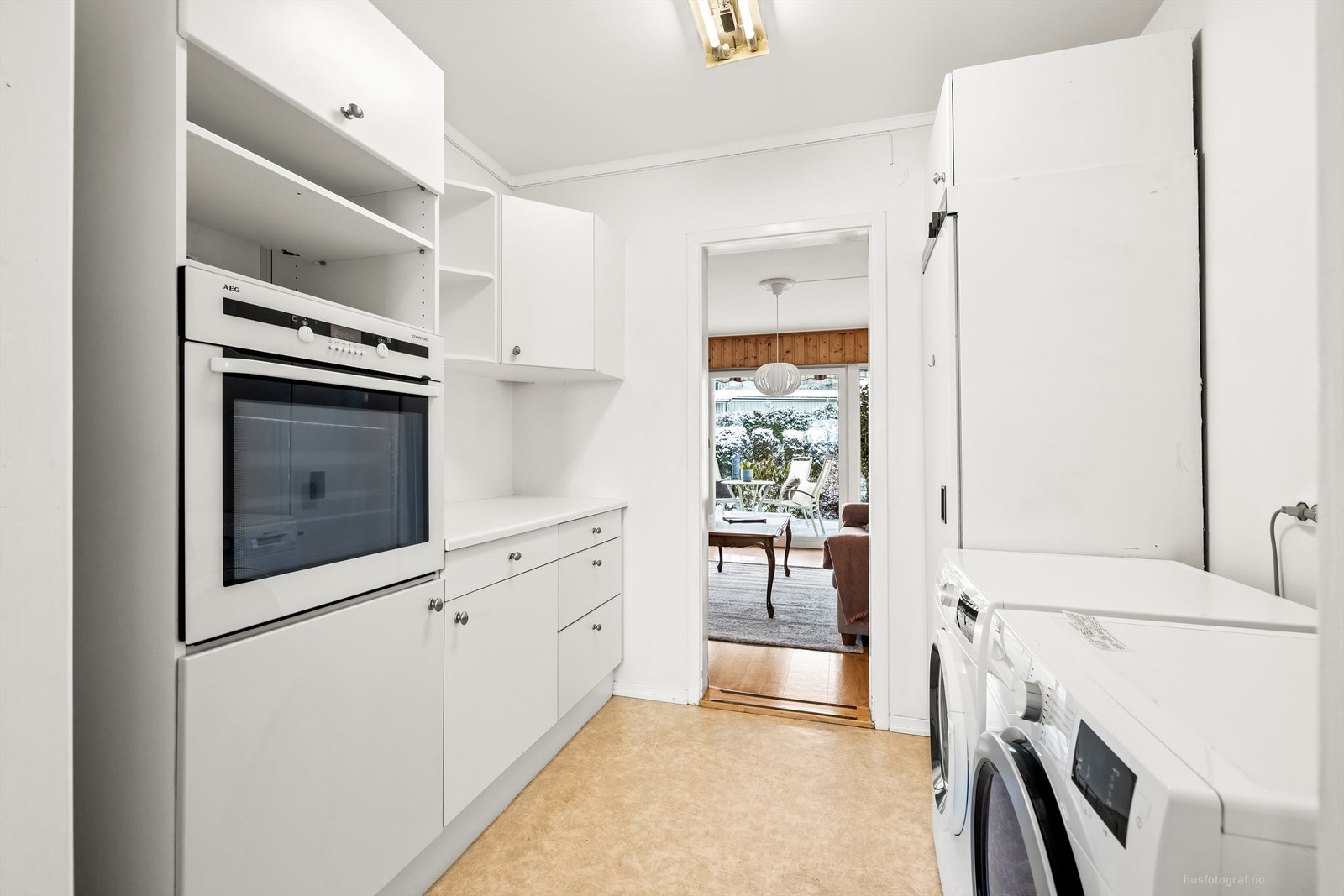 I mellom stuen og kjøkkenet er det et vaskerom/grovkjøkken som har delåpen løsning mot ovennevnte rom Galleribilde