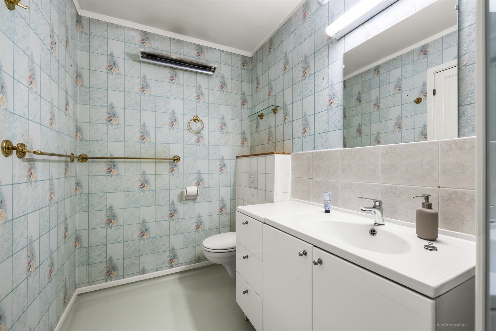 Badet har dusjkabinett og vegghengt toalett Galleribilde