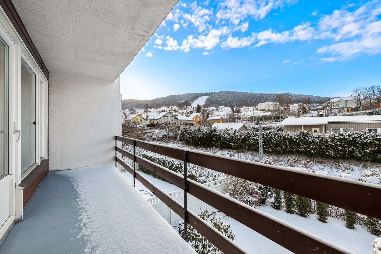 Overbygget vestvendt balkong på ca. 9 kvm med malt betonggulv Galleribilde