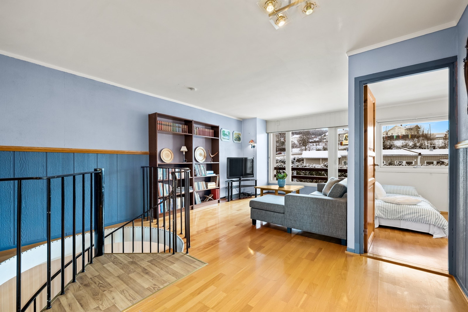 I 2. etasje er det en praktisk tv-stue med sofaområde Galleribilde