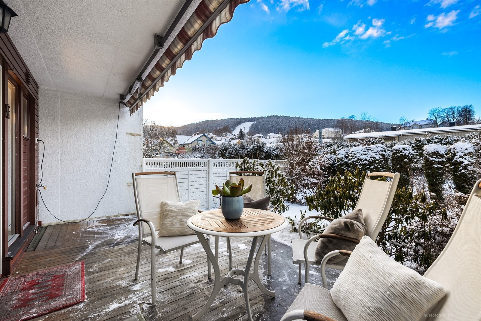 Delvis overbygget vestvendt platting på ca. 19 kvm Galleribilde