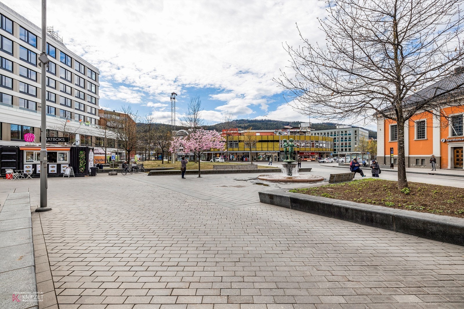 Strømsø Torg med et godt utvalg av servicetilbud Galleribilde