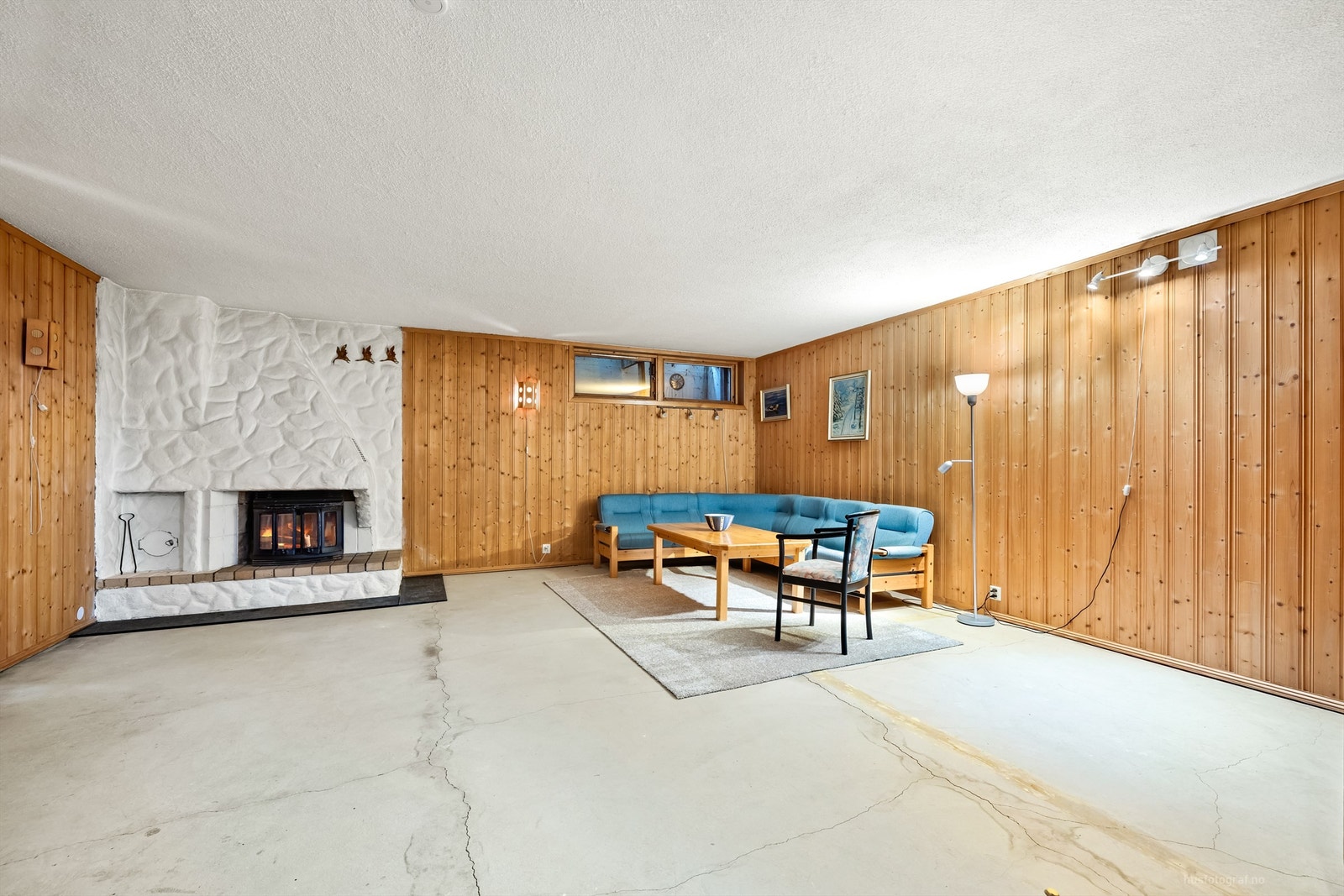 Alt gulvbelegg ble fjernet i forbindelse med vannlekkasje i 2023, som er fullstendig utbedret - Vinduer i kjellerstue oppfyller ikke de krav som gjelder for et rømningsvindu jf. tilstandsrapporten Galleribilde