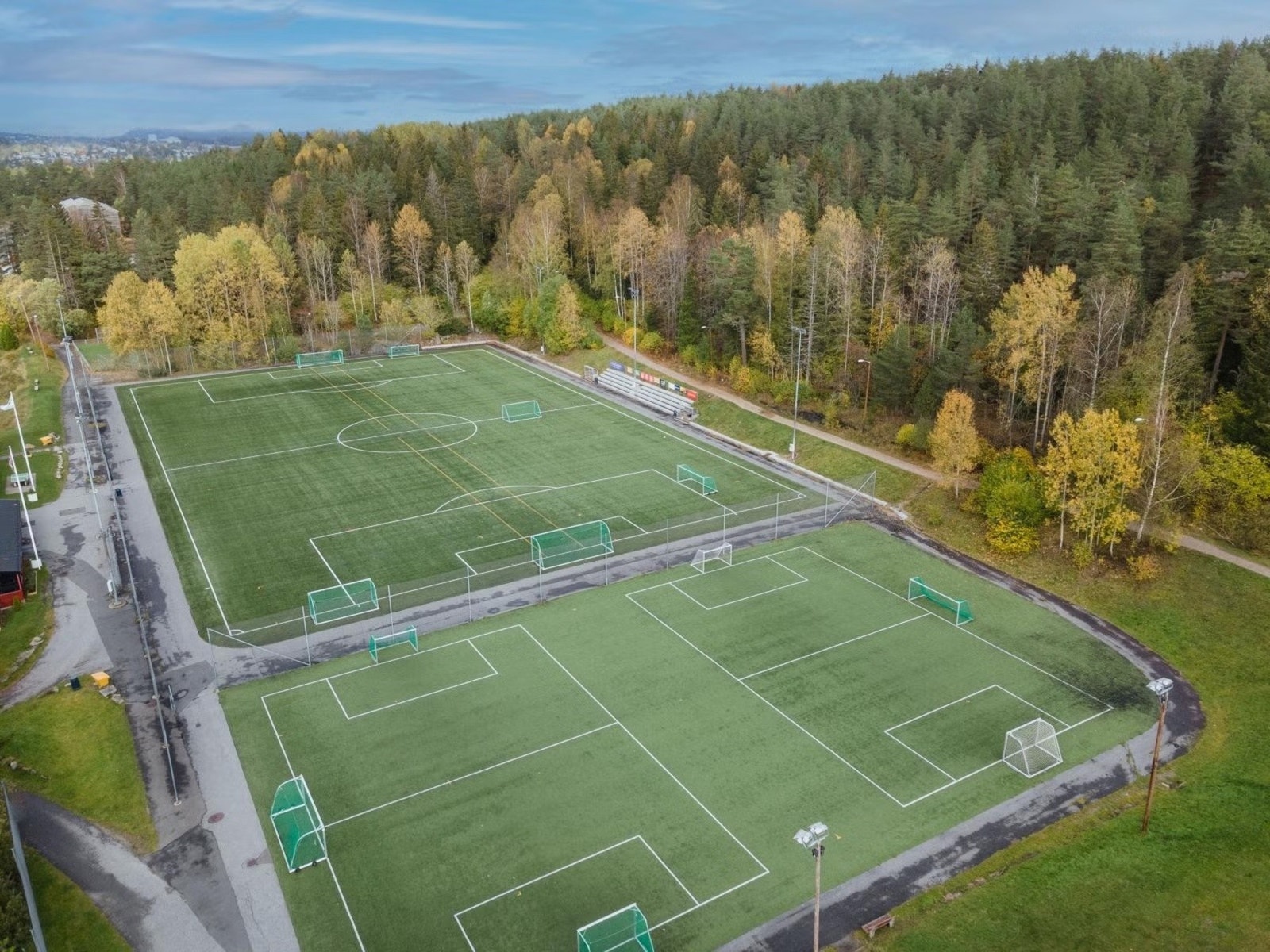 Prinsdal Idrettspark har flere kunstgressbaner, idrettshall mm. Lysløypa til høyre i bildet. Galleribilde