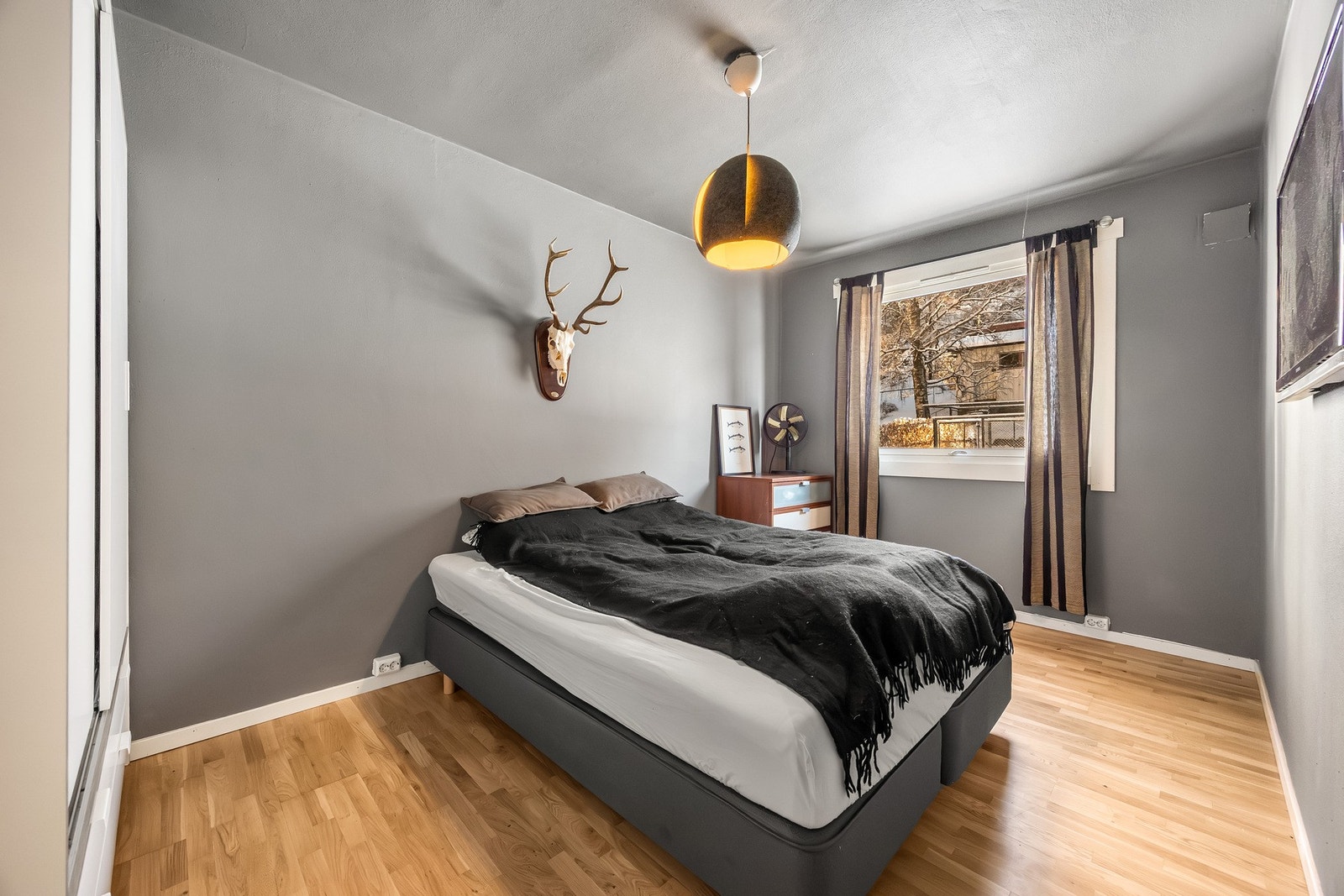 Hovedsoverommet er meget romslig med god plass til dobbeltseng og nattbord. Galleribilde