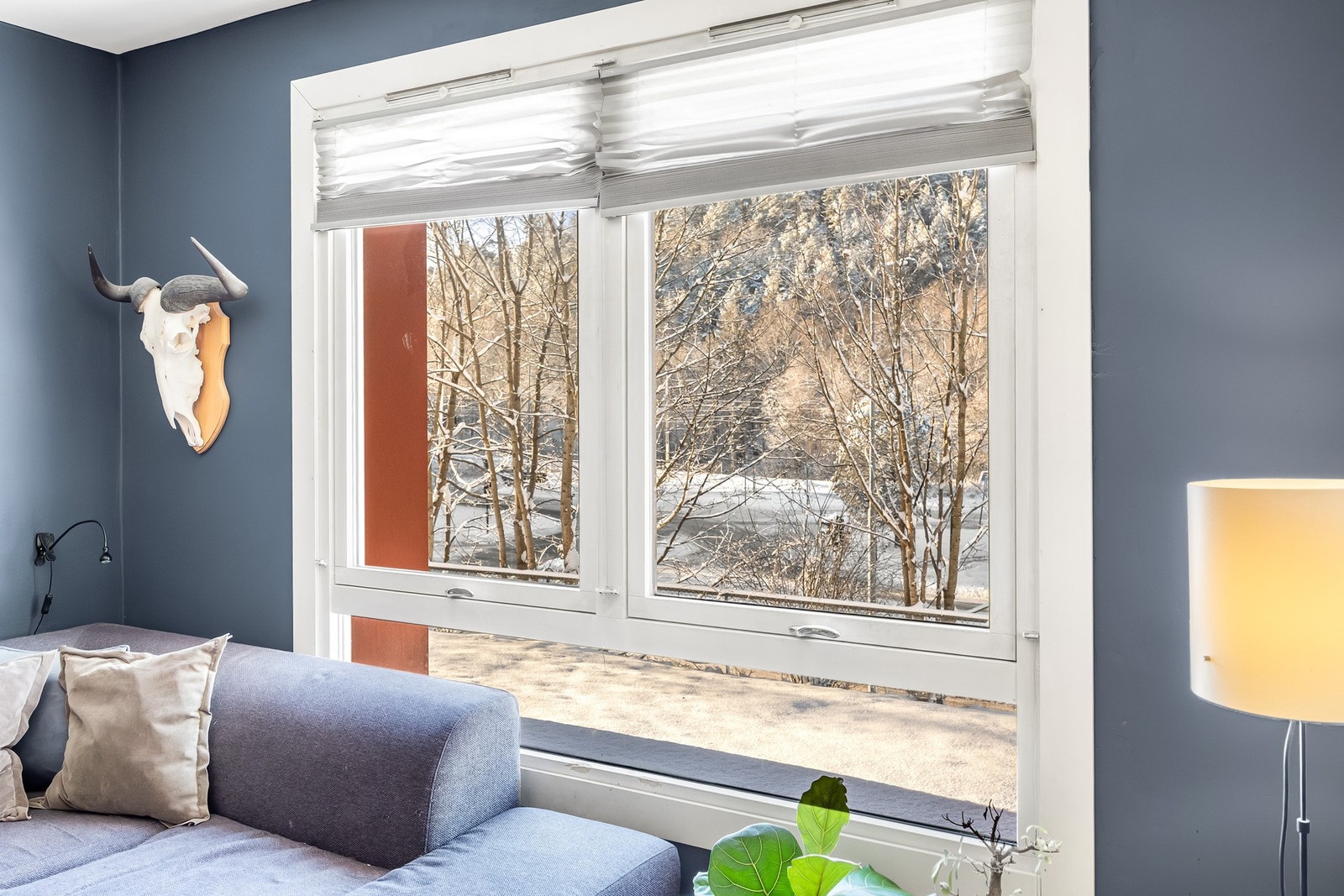 Store vindusflater som slipper inn rikelig med naturlig lys. Galleribilde