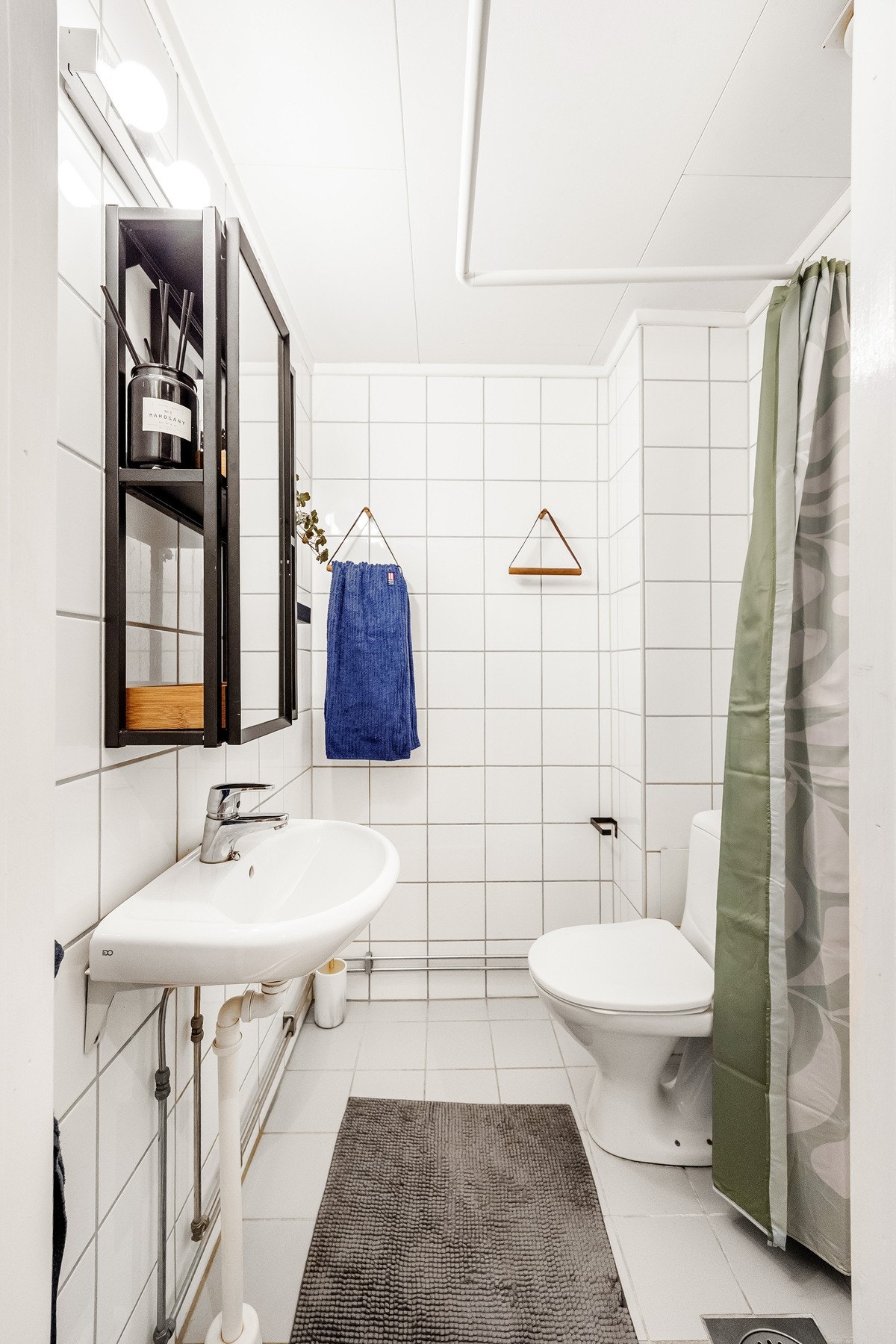 Badet ligger praktisk plassert i tilknytning til entréen og er utstyrt med flislagte vegger- og gulv, samt varmekabler. Galleribilde