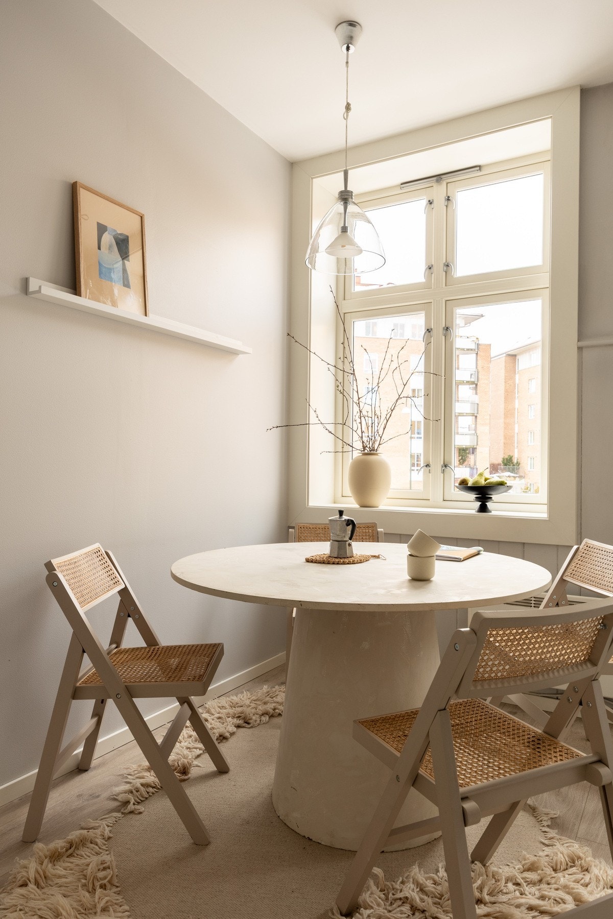 Her er det plass til spisebord ved vinduet. Galleribilde