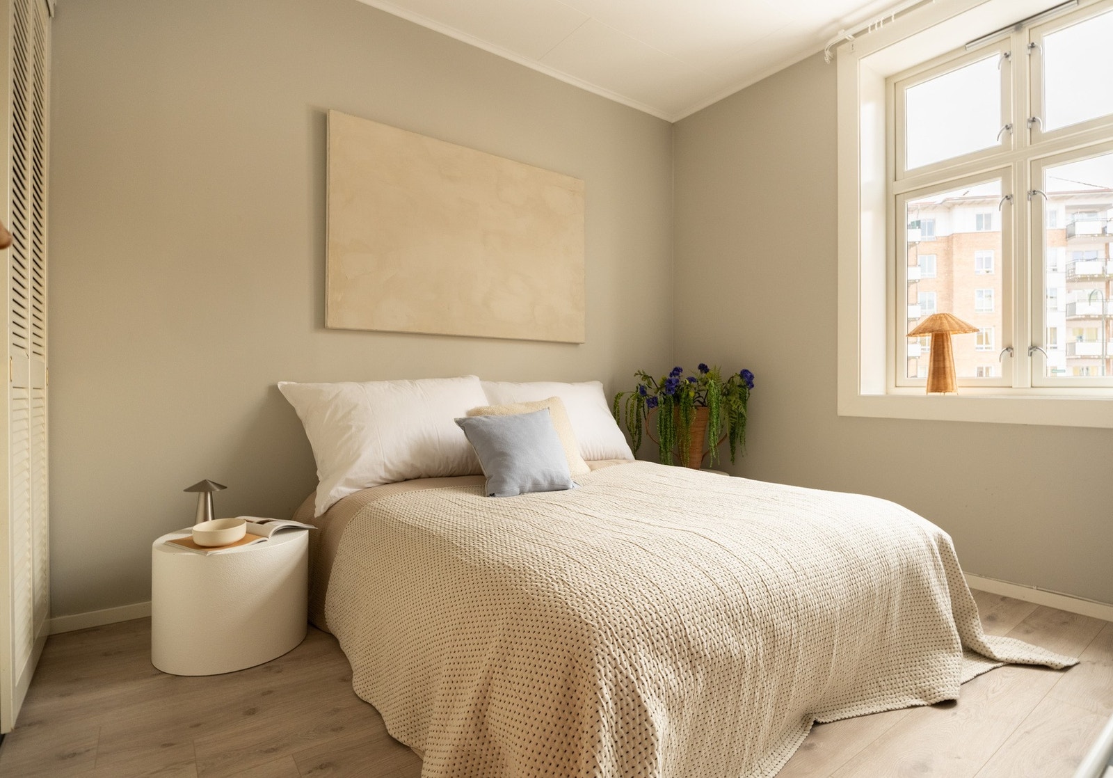 Videre har leiligheten et romslig soverom. Galleribilde