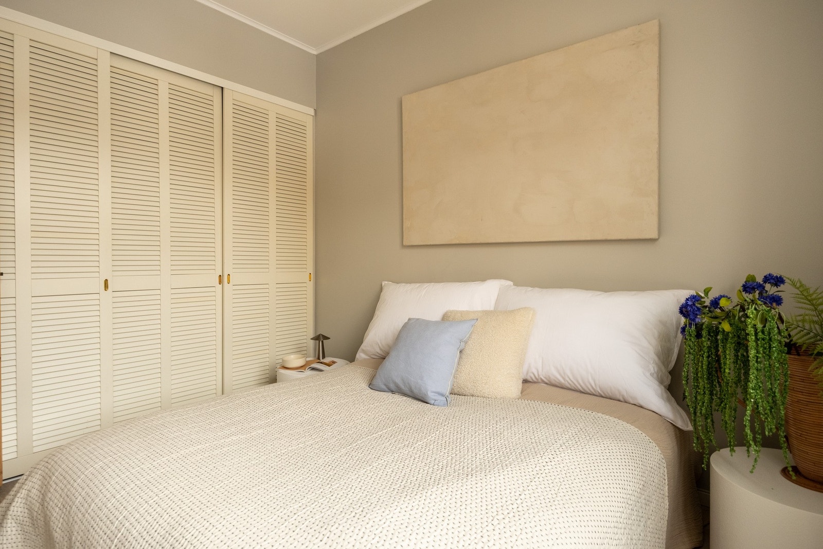 God plass for oppbevaring i integrert garderobe. Galleribilde