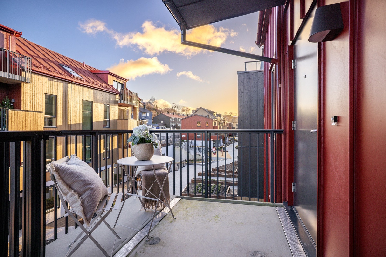 Ved inngangspartiet, på felles svalgang er det plass til å sette ut et cafésett om ønskelig. Her kan man nyte solen fra ca. 06:00-15:30 midtsommers. Galleribilde