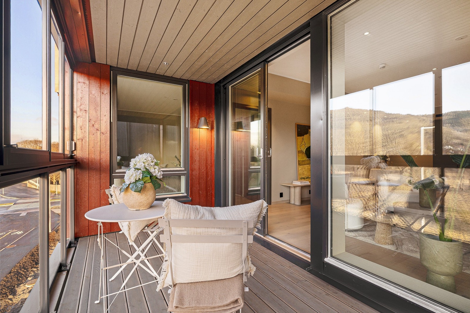 Det er utebelysning og strømuttak på balkongen. Galleribilde