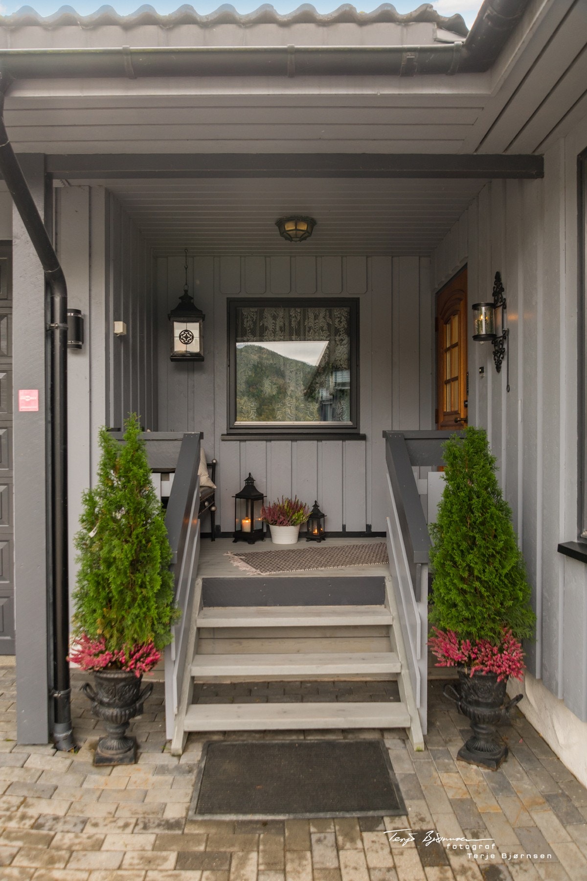 Praktisk overbygget inngangsparti. Galleribilde