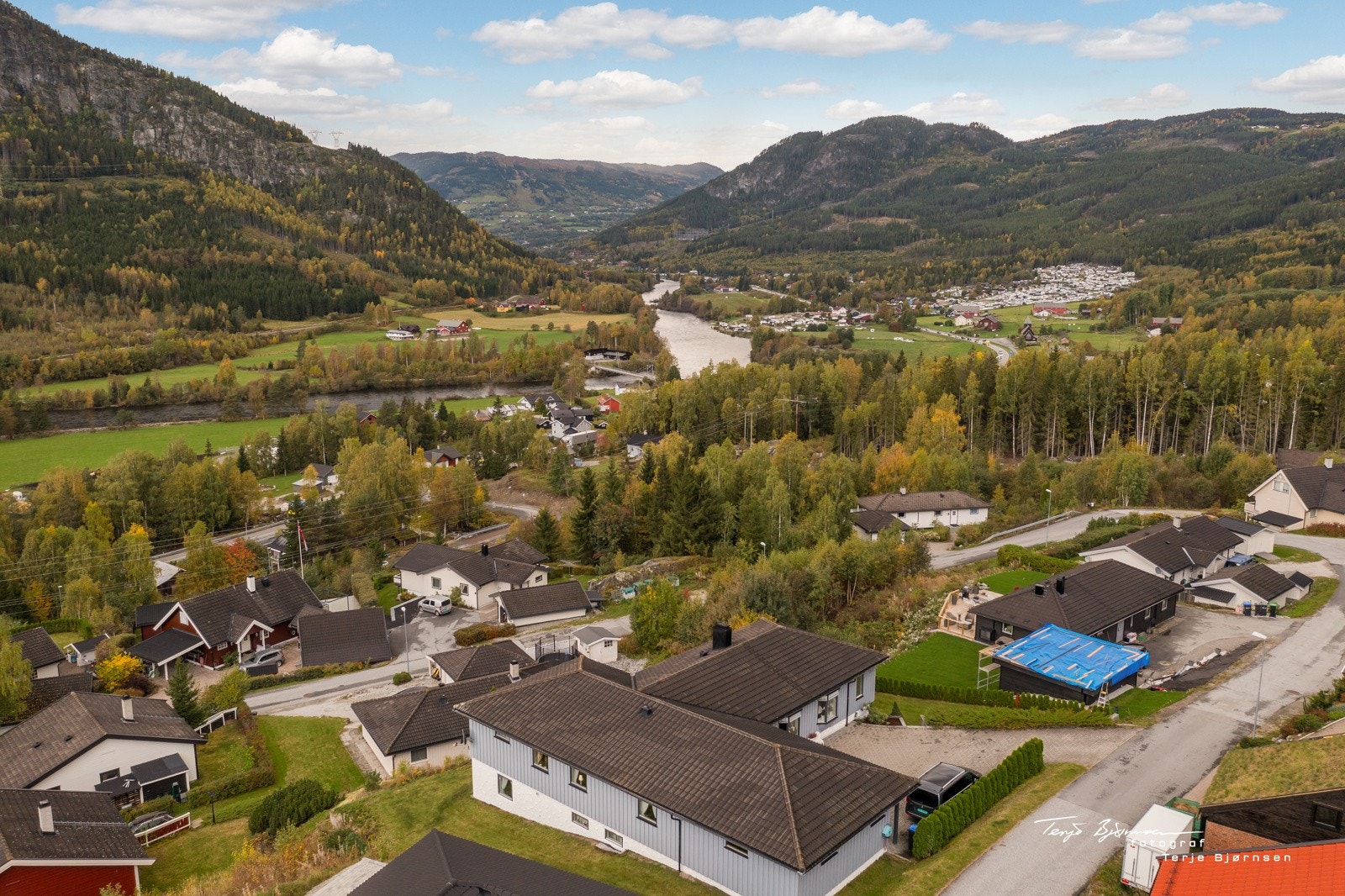 Nydelig utsikt mot Gol sentrum. Flott syn når lyset i alpinbakken er skrudd på vinterstid. Galleribilde