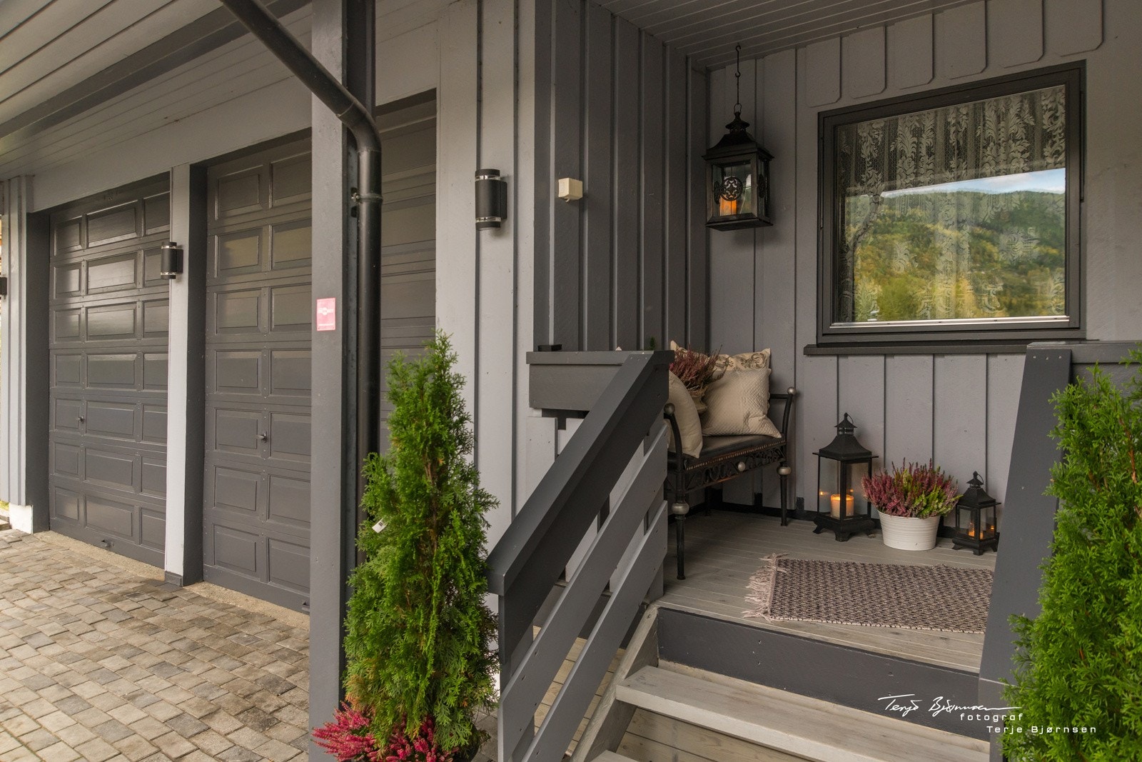 Man kan gå inn hovedinngang, eller inn via garasjen. Det er også en egen inngang i kjelleren. Galleribilde