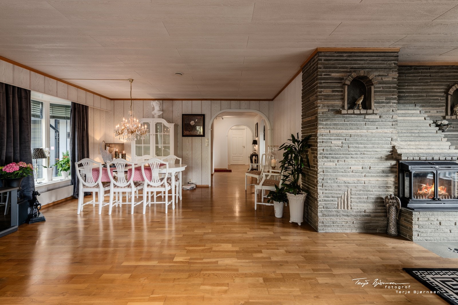 Spisestue og stue. Galleribilde