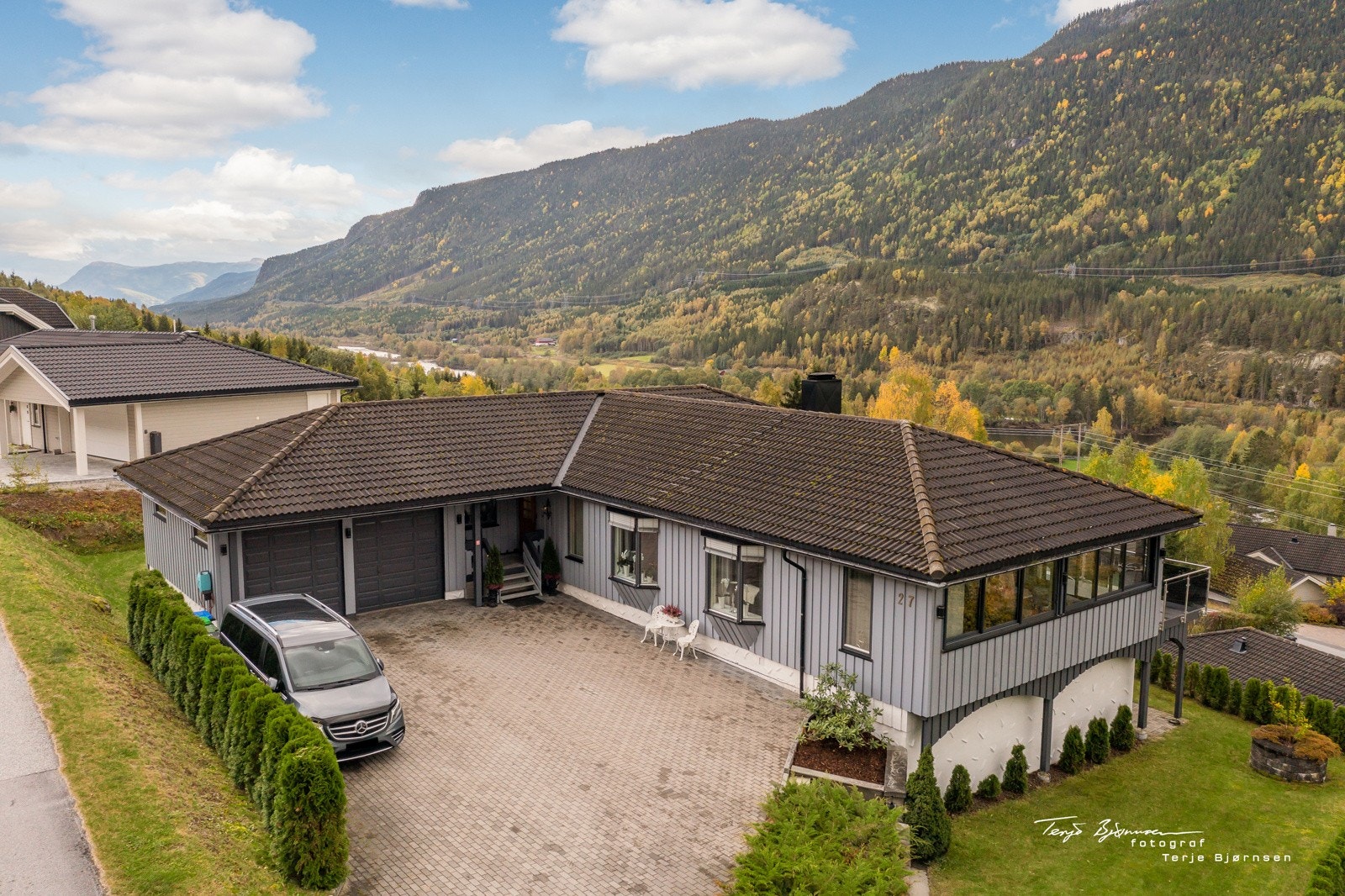 Enkel adkomst og biloppstillingsplass til to biler i garasje, samt flere på utsiden. Galleribilde