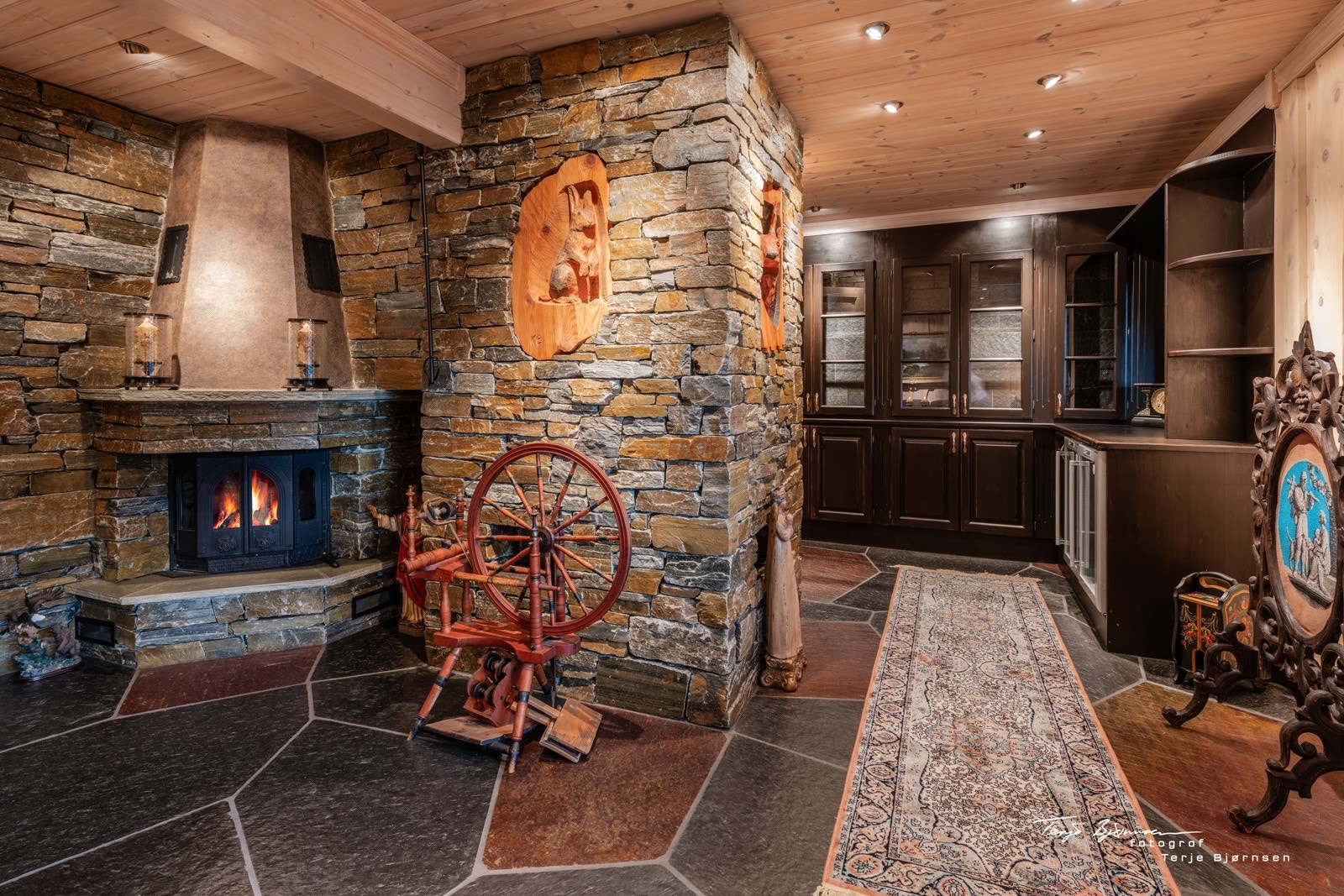 Peisestue. Det er lagt ned større summer på stein og muring her. Galleribilde