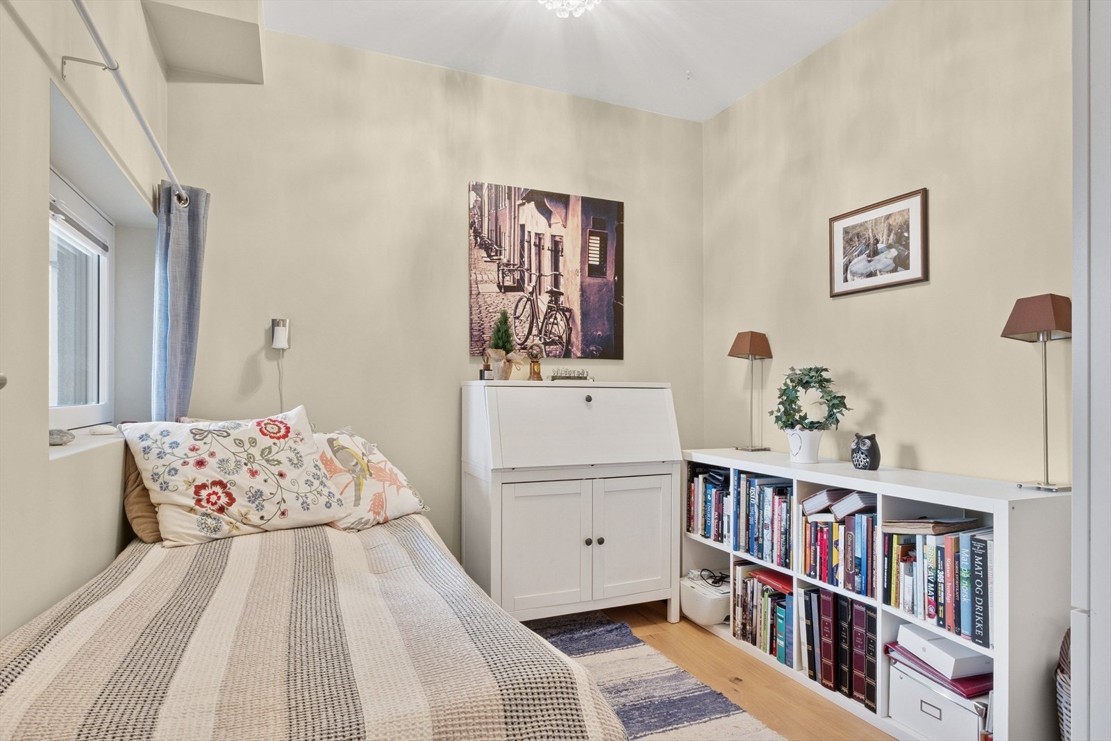 Leiligheten har to innbydende soverom som ligger i hver sin ende. Galleribilde