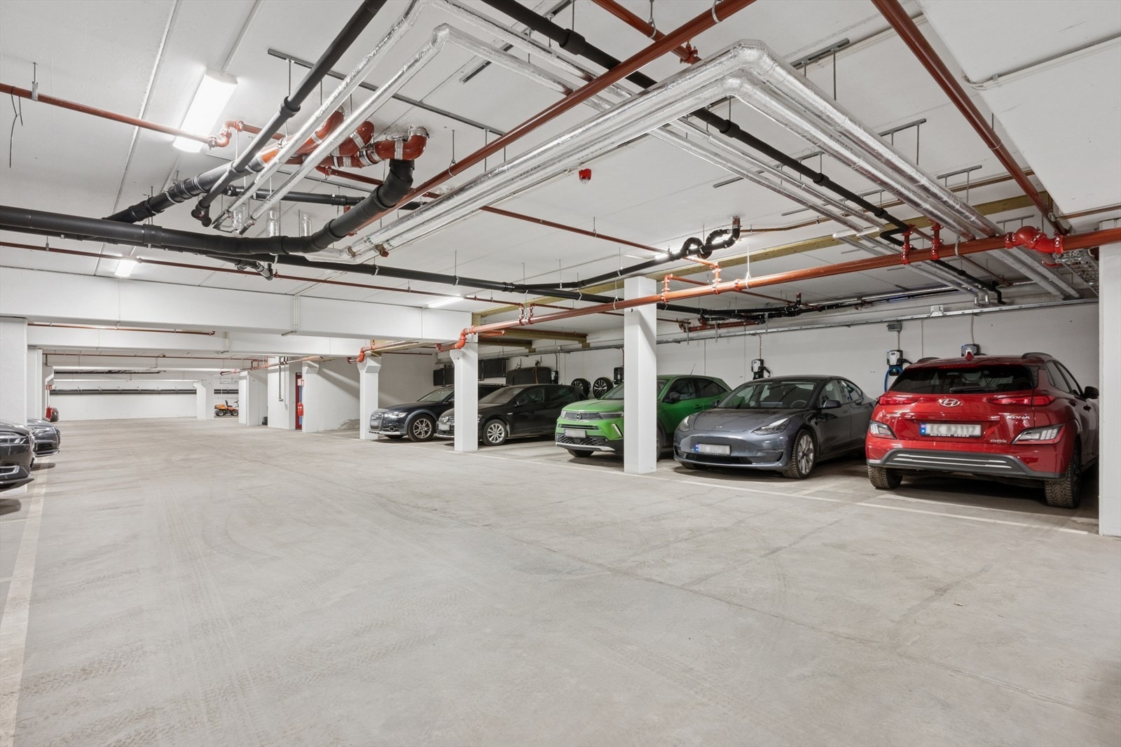 Boligen har en parkeringsplass i felles garasjeanlegg. Galleribilde