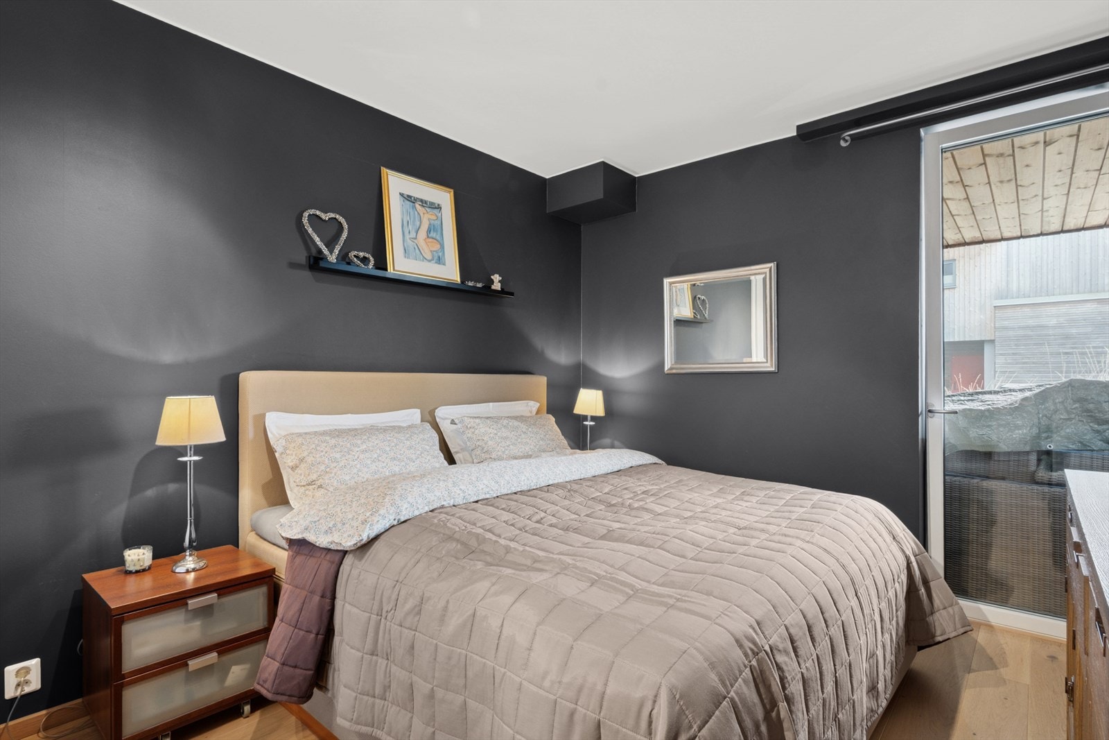 Hovedsoverommet har god luft og malte vegger i behagelig farge som gir deilig søvn. I tillegg har rommet utgang til den solrike terrassen. Det er skyvedørsgarderobe på rommet. Galleribilde