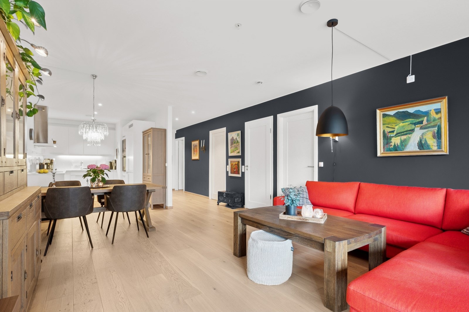 Leilighetens hjerte og sosiale samlingspunkt er stue med åpen kjøkkenløsning. Galleribilde