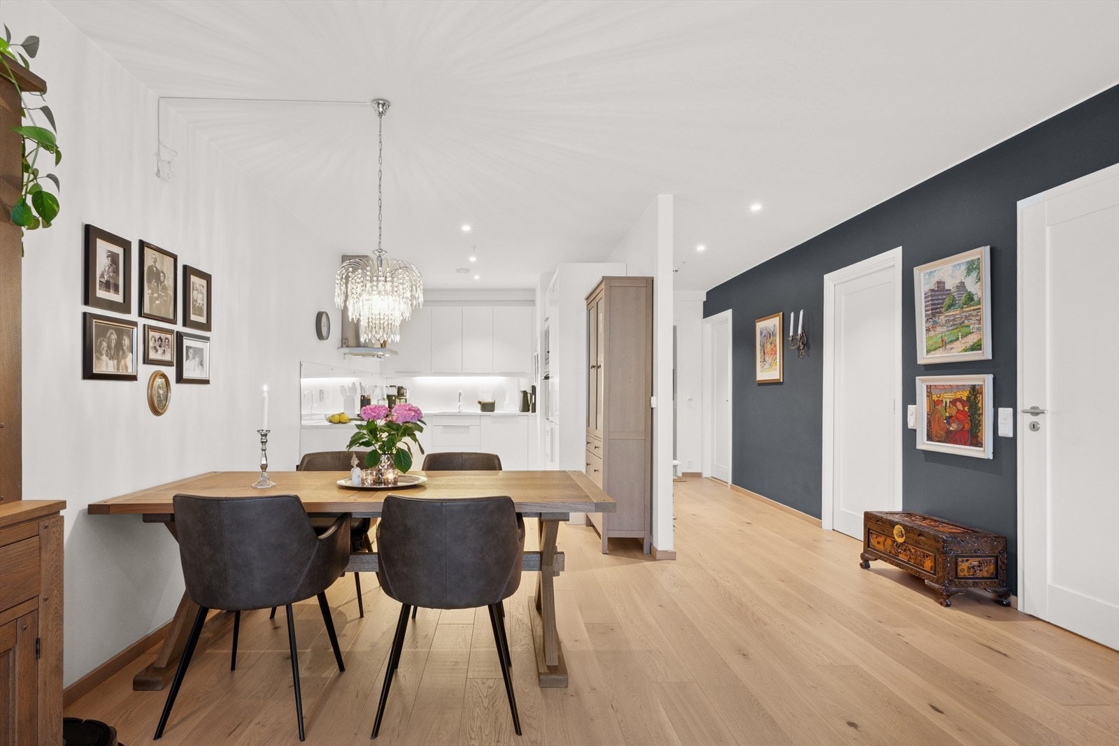 Gulvet har enstavs parkett og vannbåren gulvvarme, og himling er pent lyssatt med downlights Galleribilde