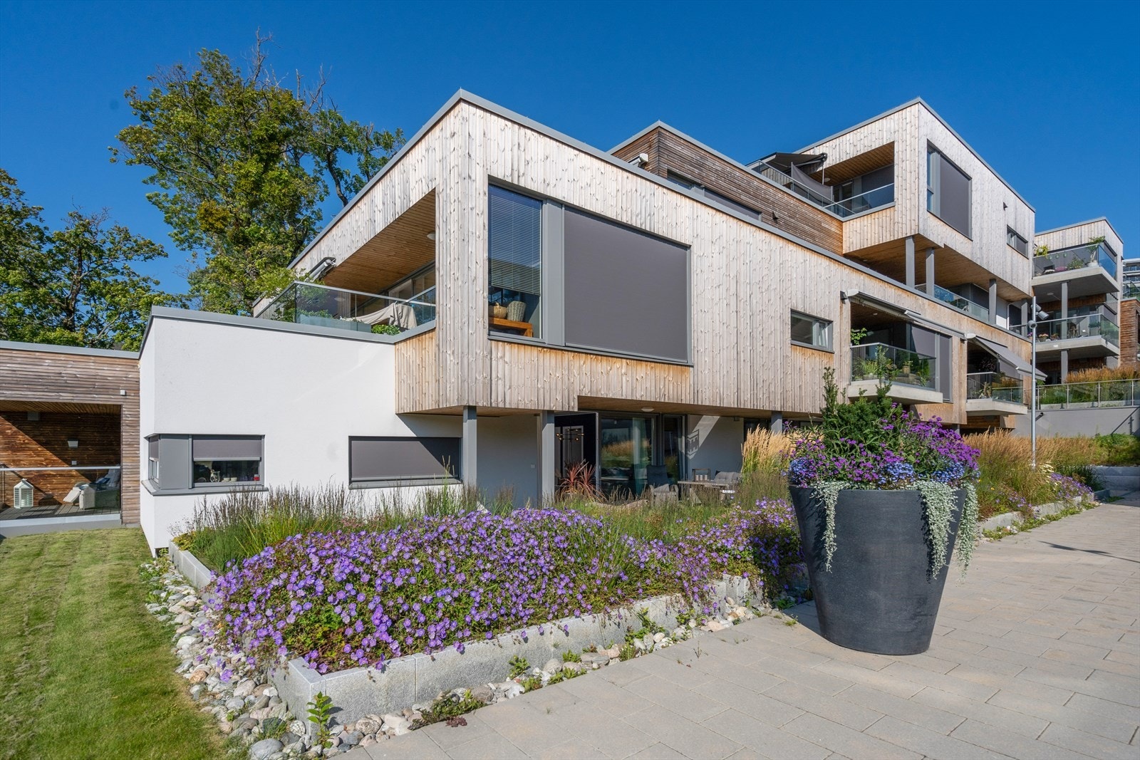 Her finner man store plenareal, skulpturer, rosebed og trær. Vakre bed prydes av blomstrende stauder og høye siv som rasler i vinden. Galleribilde
