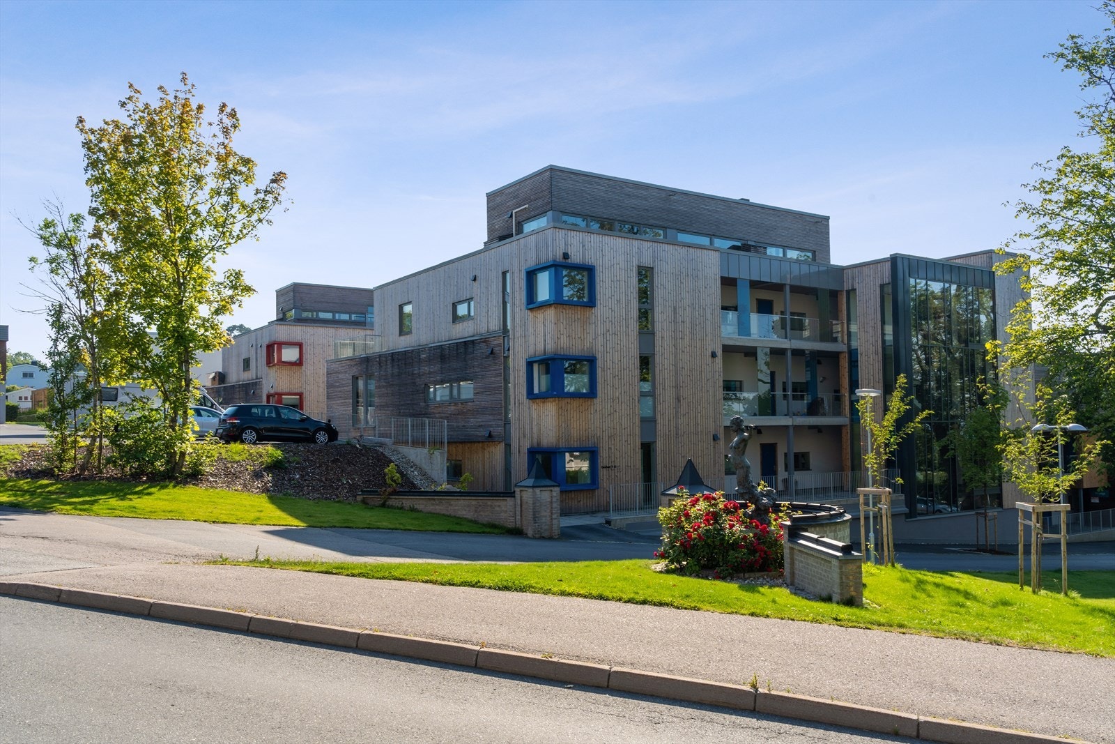 Leiligheten ligger i første etasje med trappefri adkomst fra garasjeanlegget. Galleribilde