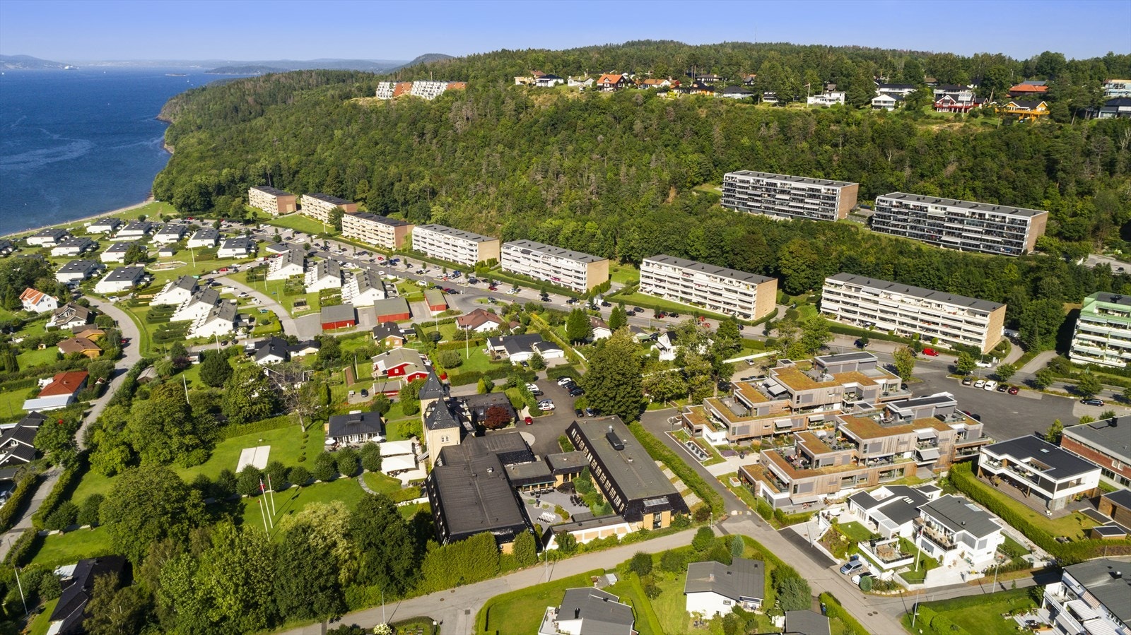 Området byr på flotte turområder både langs kysten, i skogen og til topper. Galleribilde