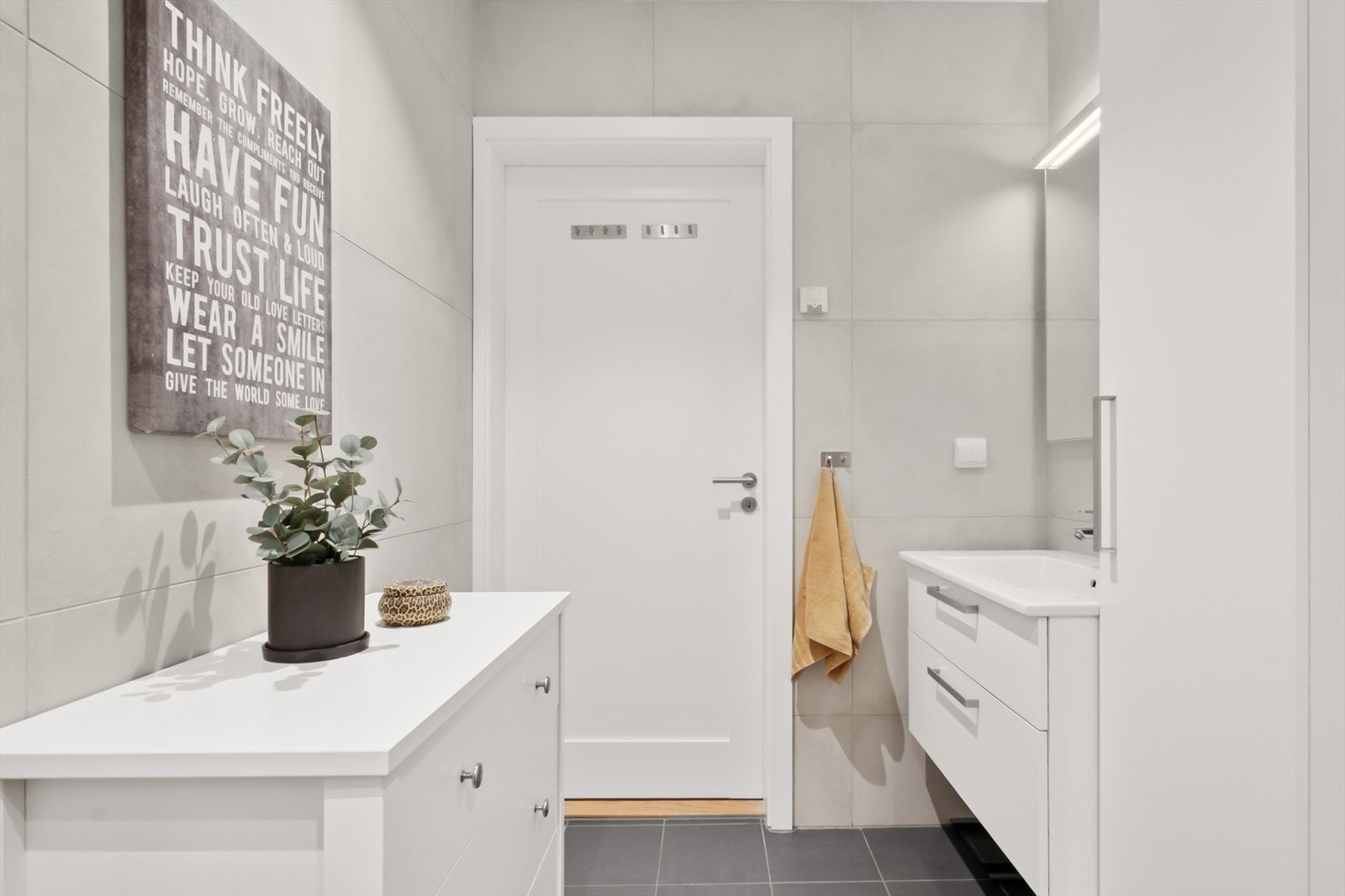 Baderomsinnredningen er fra Sigdal og består av skuffeseksjon med heldekkende servant, veggmontert høyskap og et stort speil med belysning. Galleribilde