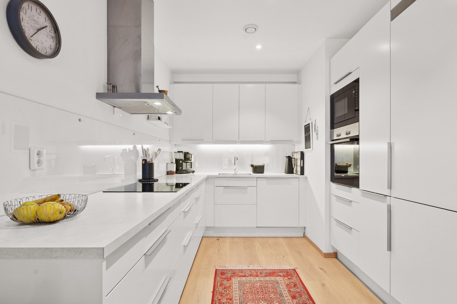 Den takoppforede Sigdals-innredningen er hesteskoformet og har god benke- og skapplass. Frontene er i hvit, glatt utførelse, mens benkeplaten i lys laminat har nedfelt oppvaskkum Galleribilde