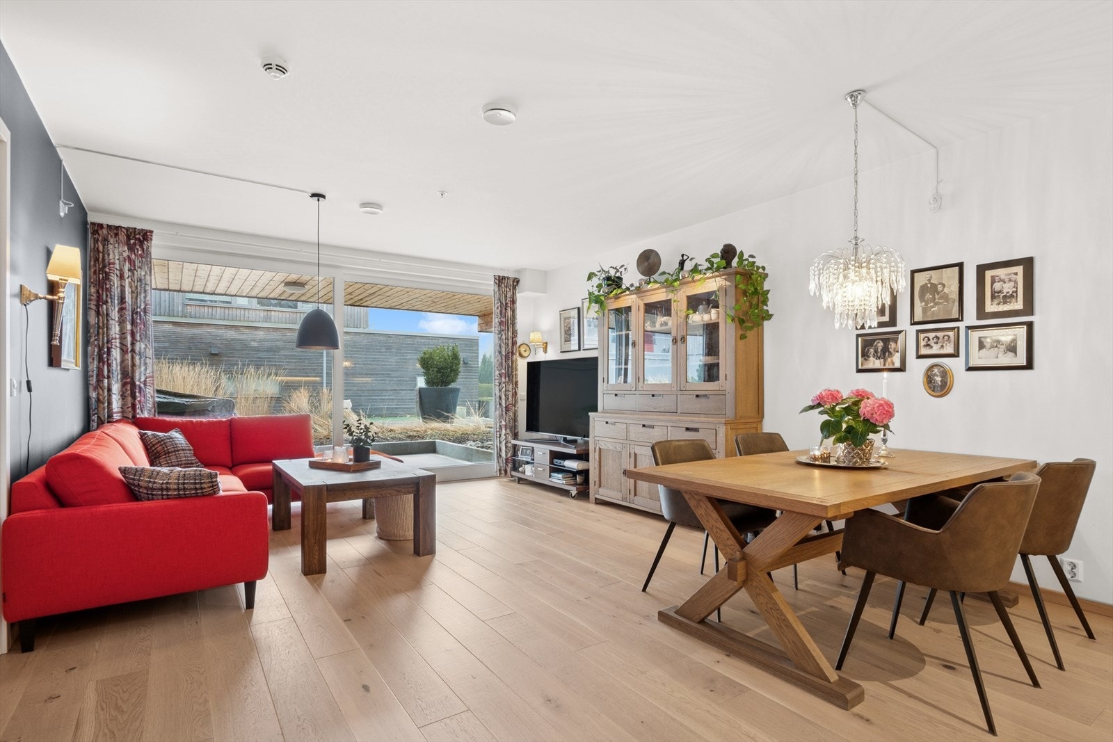 Både sofagruppe og spisebord får sin naturlige plass, og med skyvedør ut til terrassen får man en glidende overgang til det hyggelige uterommet. Galleribilde