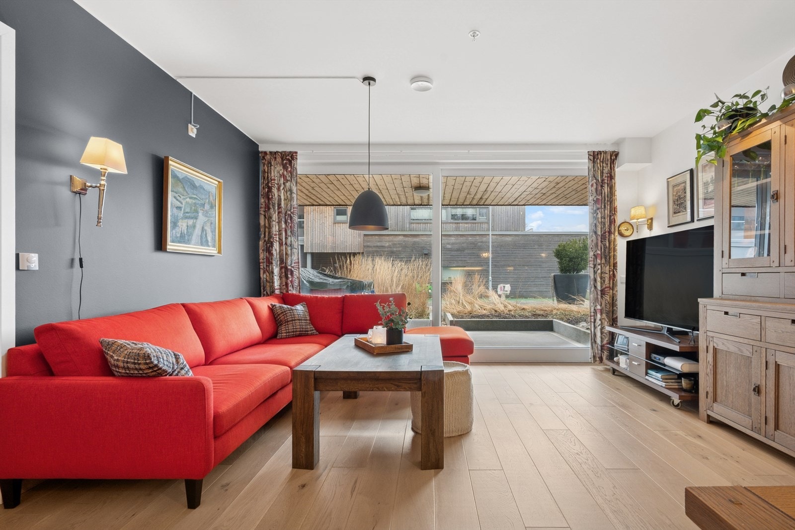 Den åpne løsningen sammen med store stuevinduer skaper en fantastisk atmosfære. Galleribilde