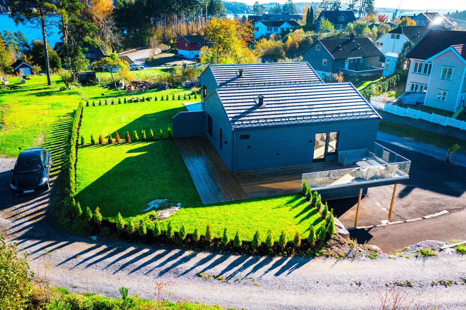 Første etasje inneholder entré, bad, teknisk rom, bod, to soverom og en utvendig bod. I andre etasje finner du et ekstra bad, hovedsoverom og en lys, åpen stue/kjøkkenløsning som skaper et luftig og sosialt oppholdsrom Galleribilde