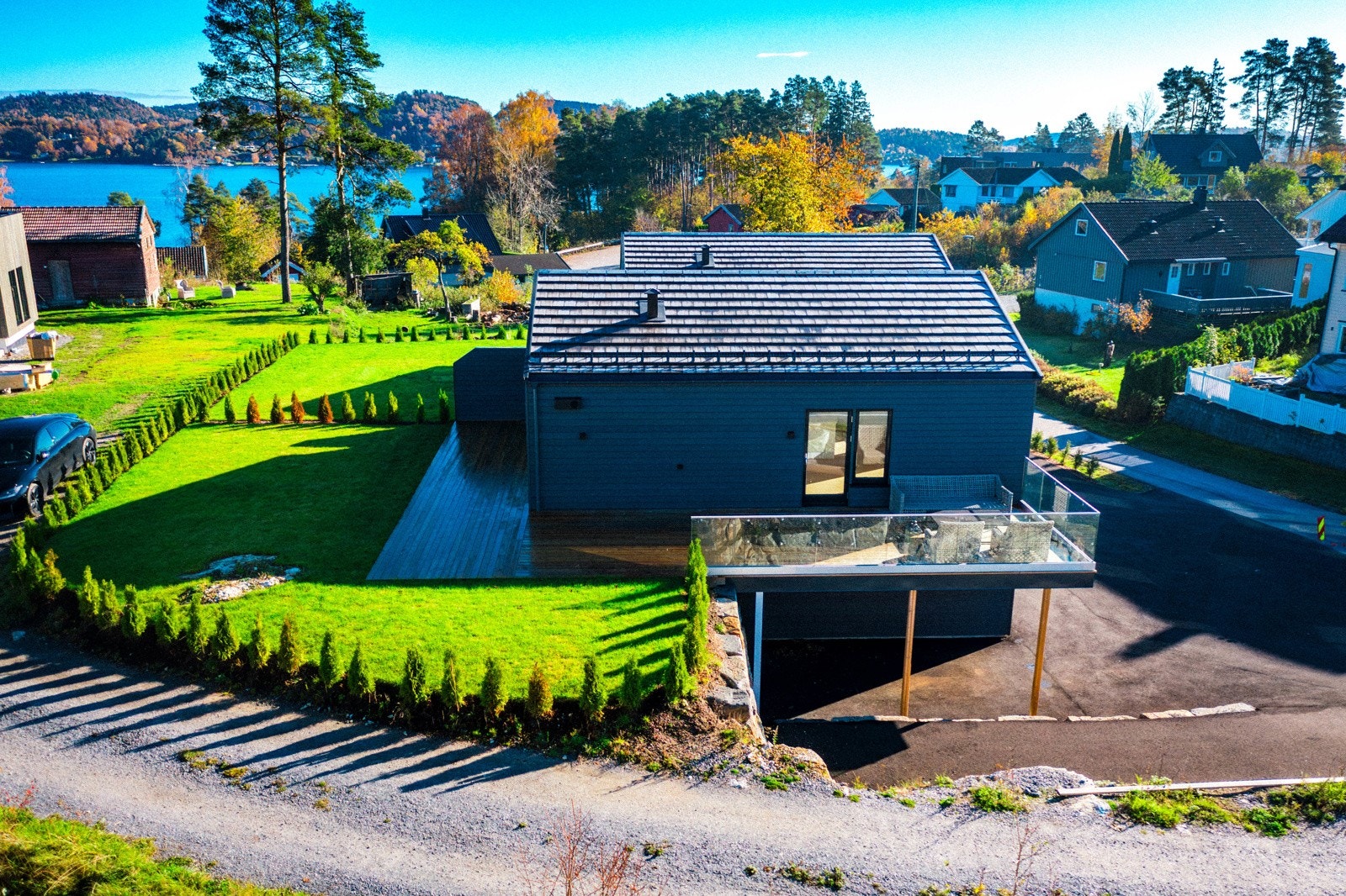 Boligen ligger i et veletablert og ettertraktet boligområde, omgitt av eneboliger og et godt nærmiljø. Den nærliggende bebyggelsen på Nedre Brønnløkka tilfører et moderne og levende preg - her bor du trygt og trivelig med alt du trenger Galleribilde