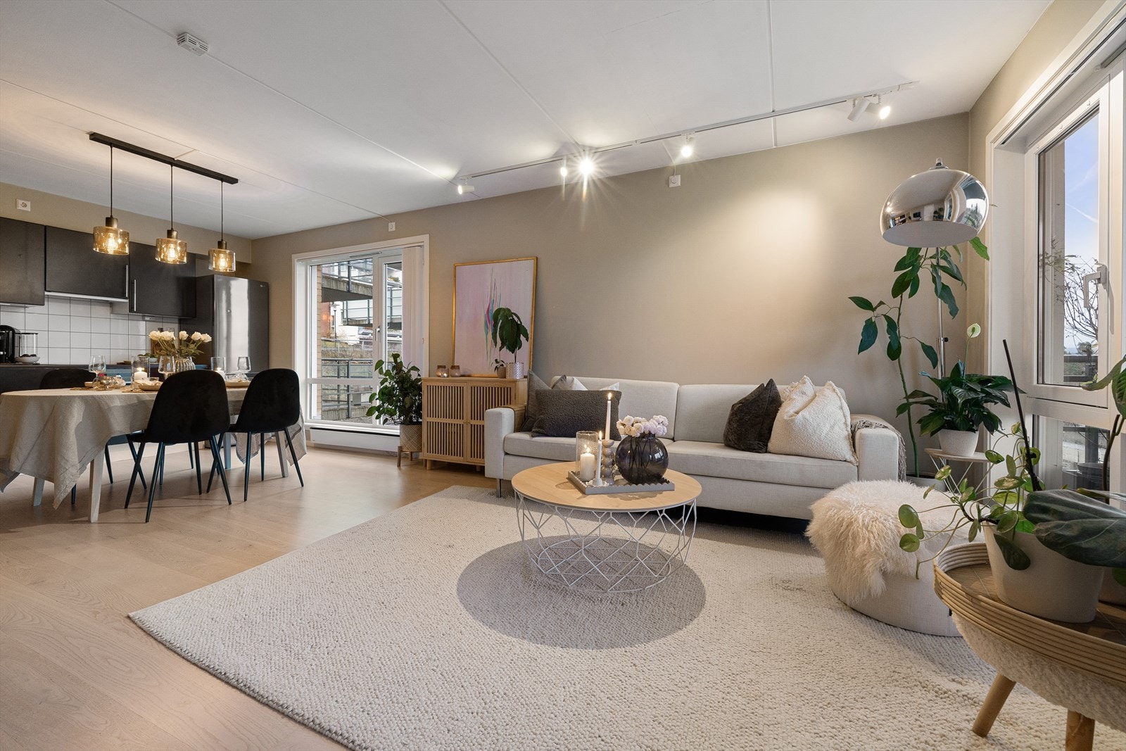 Rommet har fleksible møbleringsmuligheter med plass til en hyggelig sofagruppe, spisebord samt medie- og oppbevaringsmøbler Galleribilde