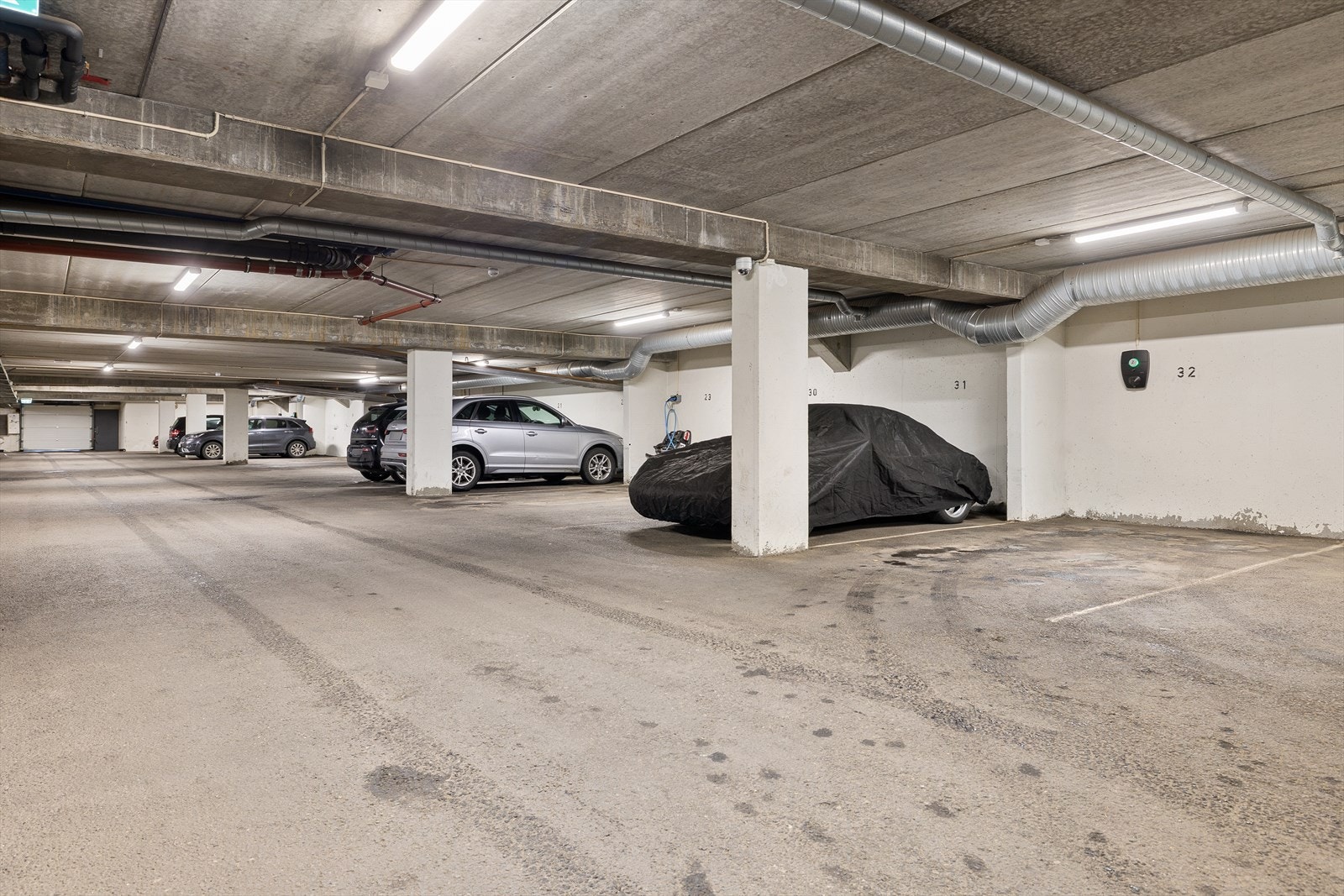 Boligen har egen garasjeplass med el-lader i felles garasjeanlegg Galleribilde