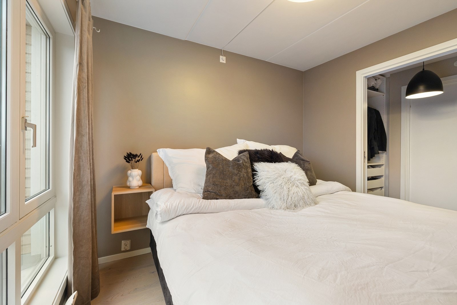 Det er gode lysinnslipp fra de store vinduene og skaper god romfølelse Galleribilde