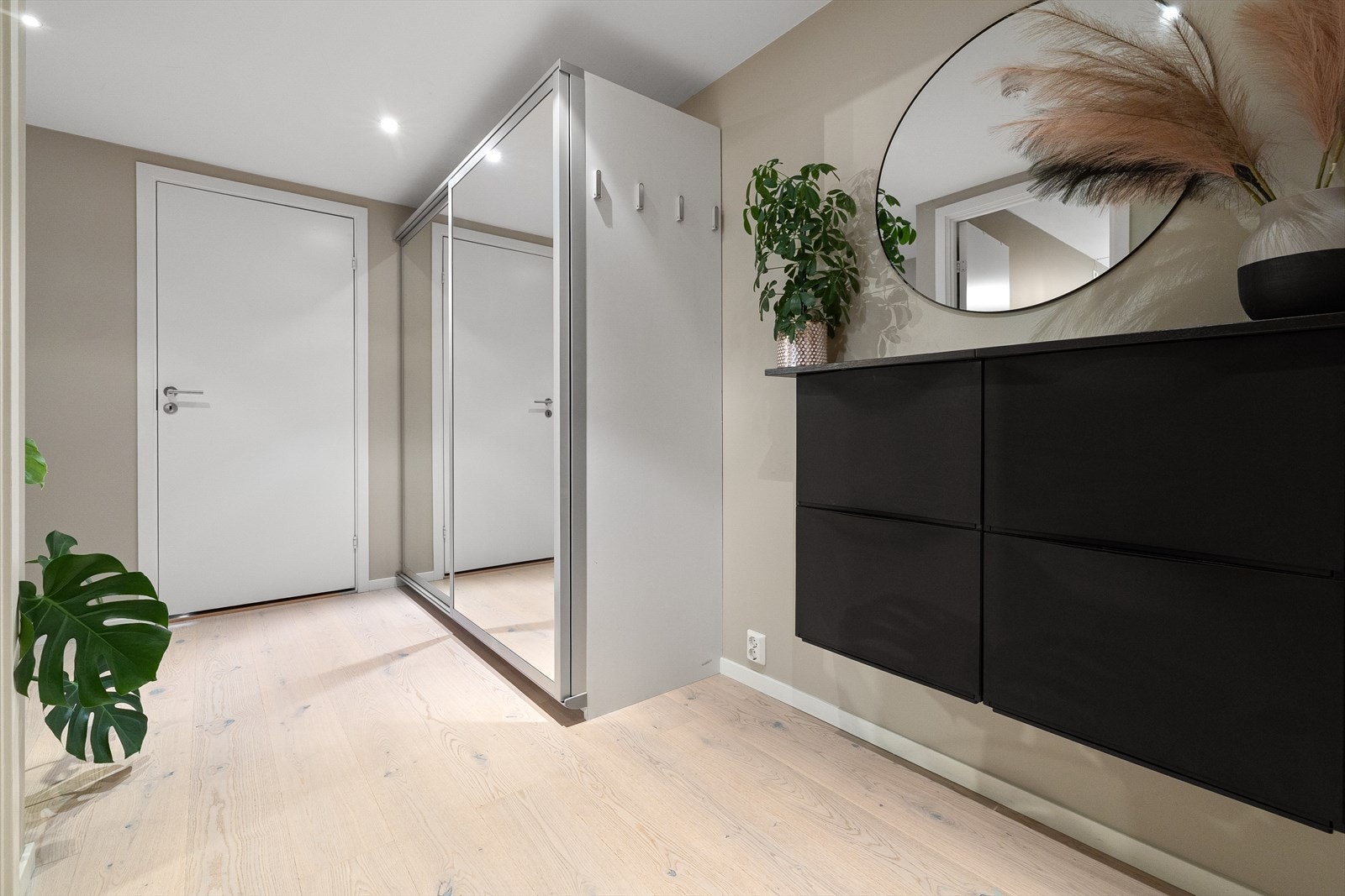 Boligen gir et godt førsteinntrykk med en romslig og innbydende entré Galleribilde