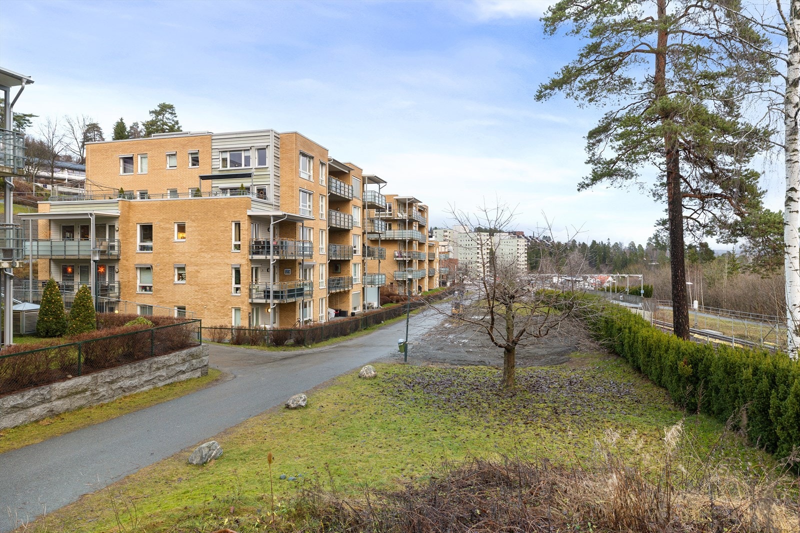 Offentlig kommunikasjon er enkelt tilgjengelig, med Ullernåsen T-banestasjon rett utenfor døren, og det tar kort tid å komme seg til sentrum Galleribilde