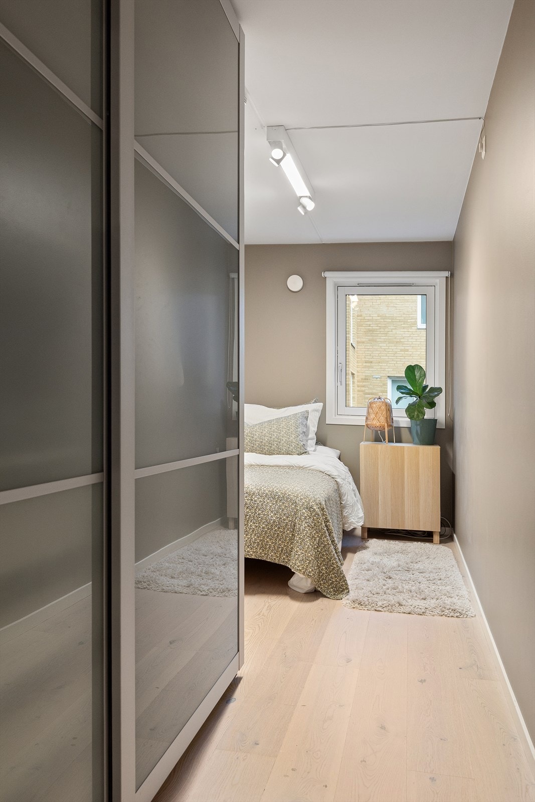 Boligens andre soverom har adkomst fra entréen Galleribilde