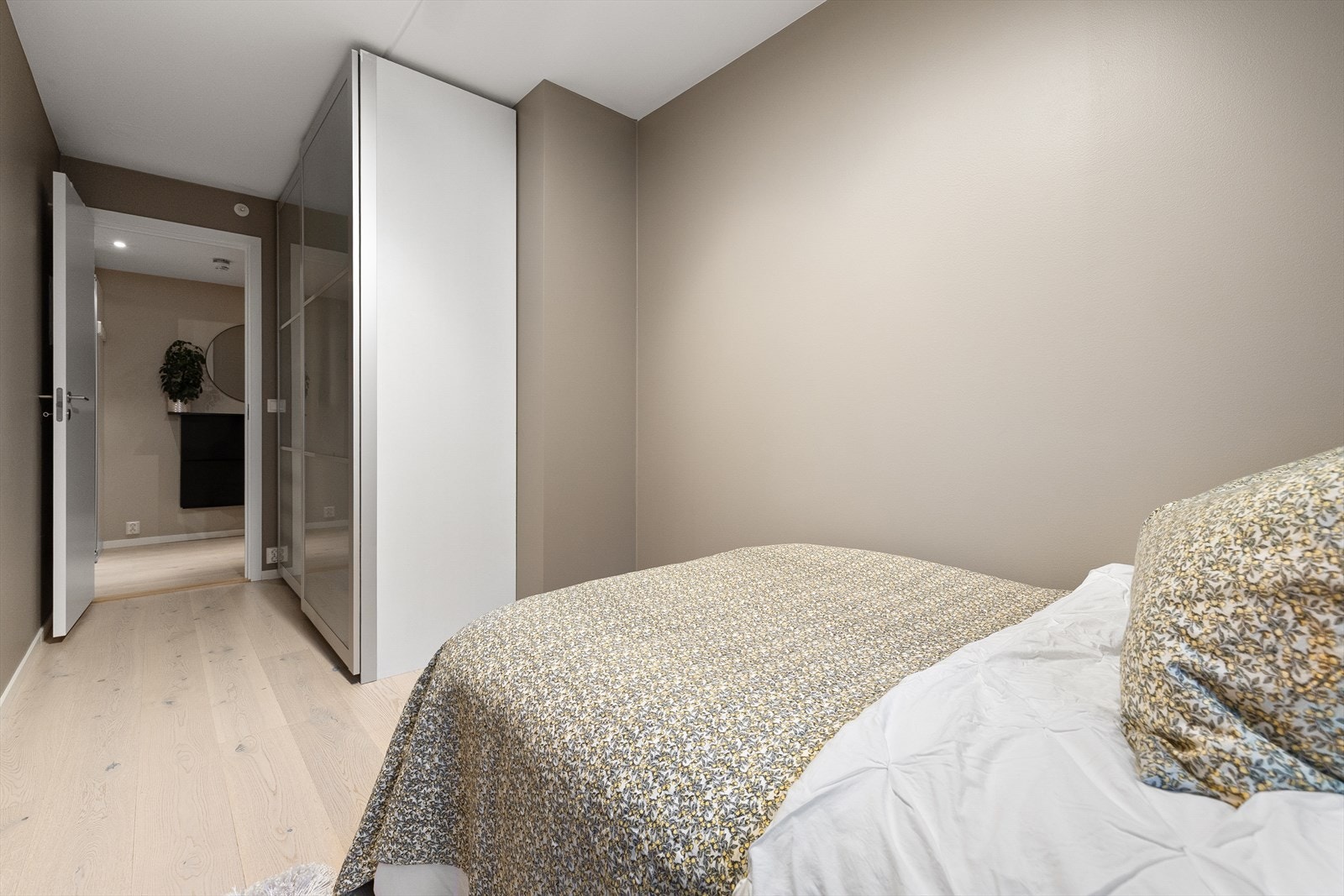 Soverommet har plass til en romslig garderobeløsning Galleribilde