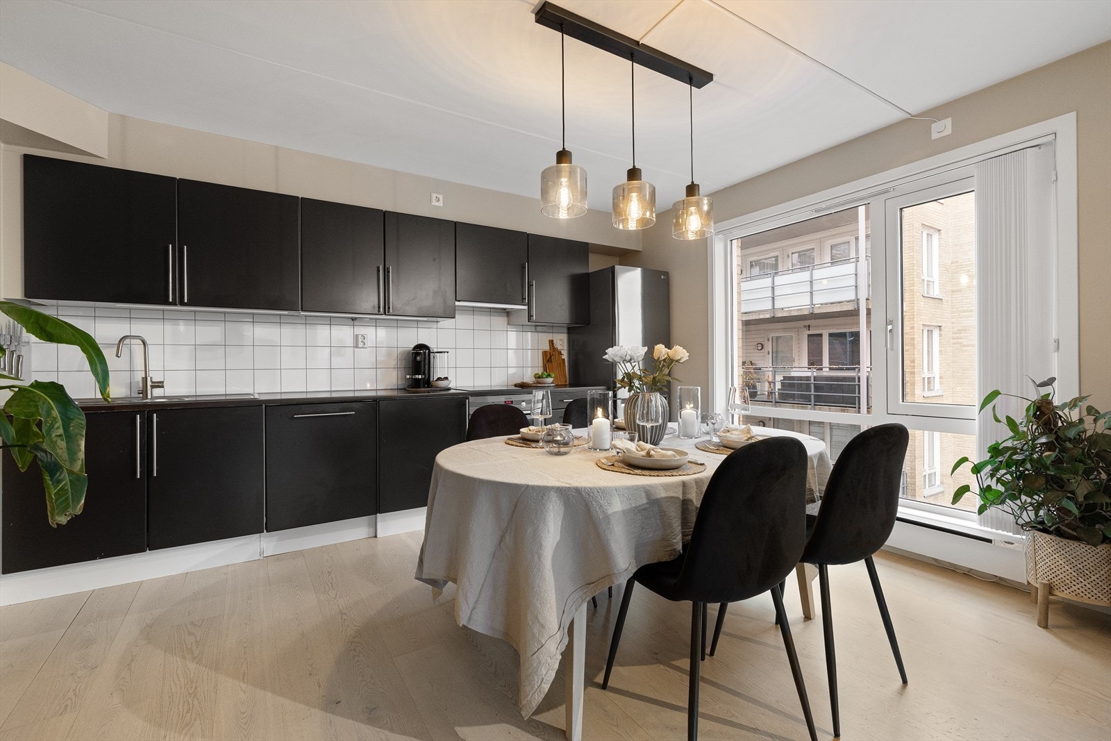 Kjøkkenet har glatte fronter og det er gode oppbevaringsmuligheter i skuffer og skap Galleribilde