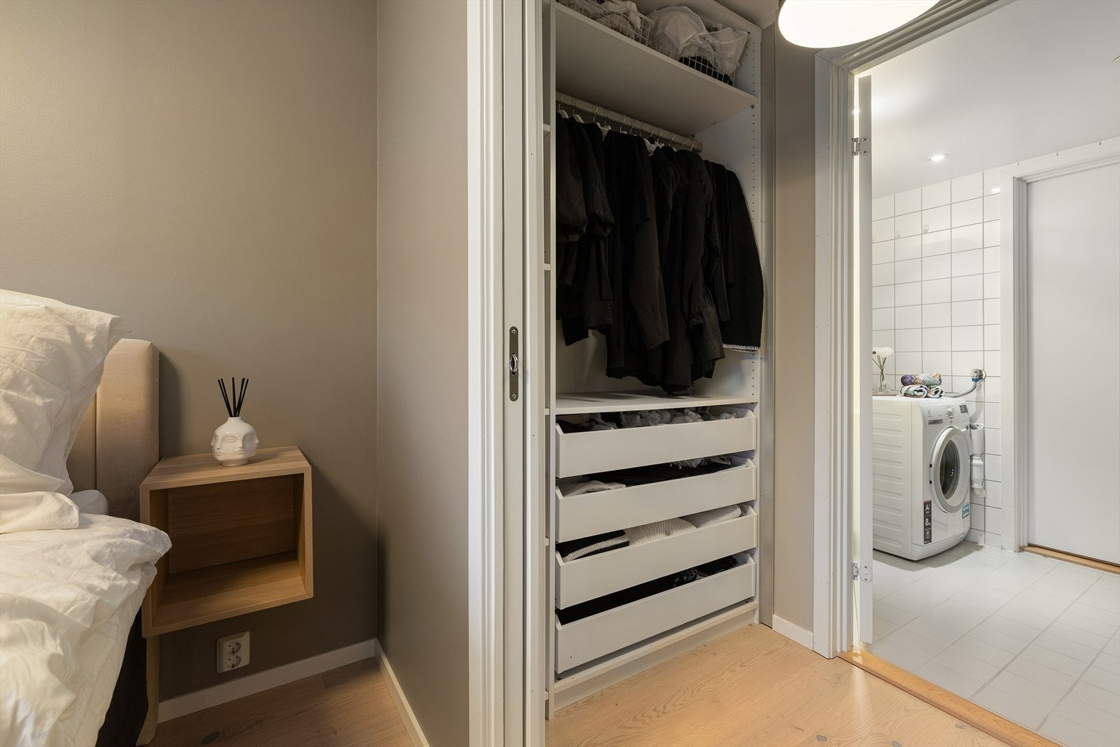 Hovedsoverommet har eget walk-in closet og videre direkte adkomst til badet Galleribilde