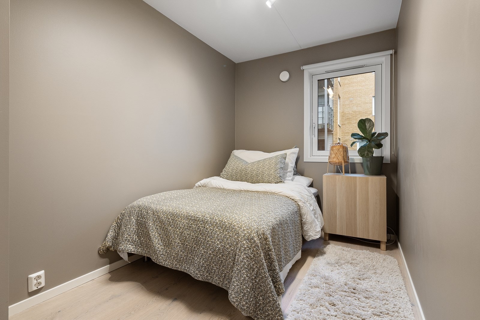 Rommet kan innredes med blant annet seng og tilhørende nattbord Galleribilde