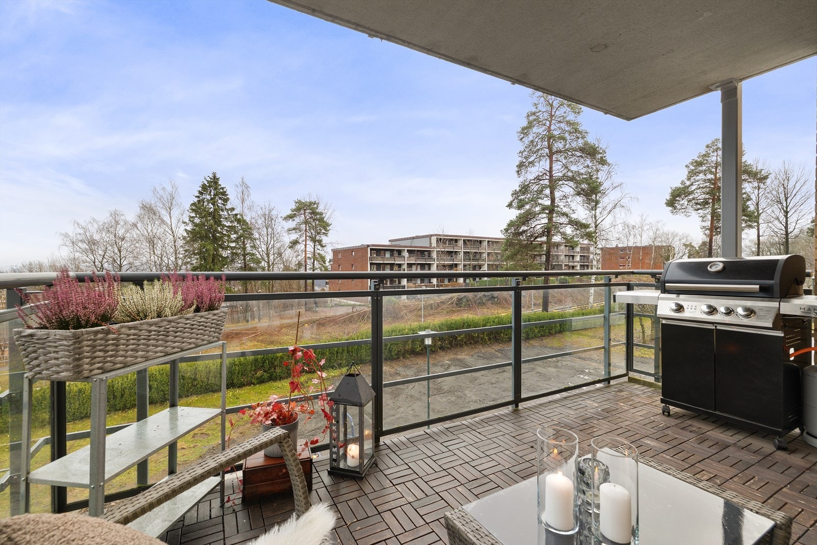 Balkongen er romslig og det er plass til å innrede med utemøbler Galleribilde