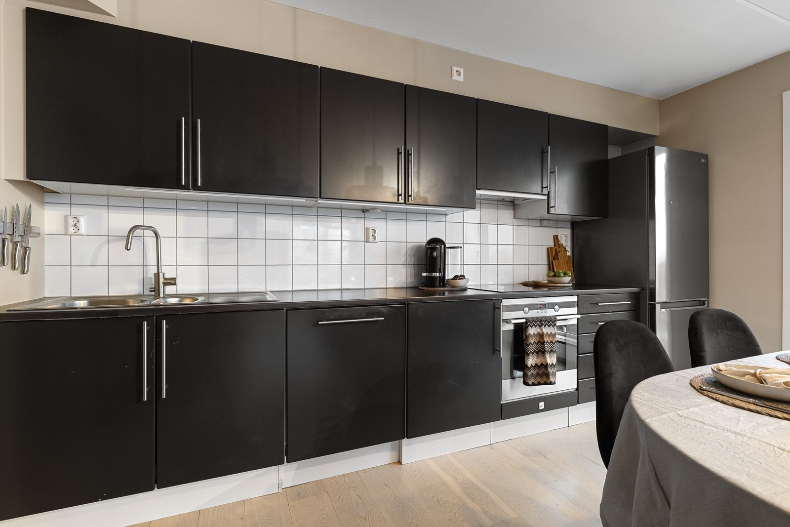 Videre er kjøkkenet utstyrt med oppvaskmaskin, komfyr og induksjonstopp Galleribilde