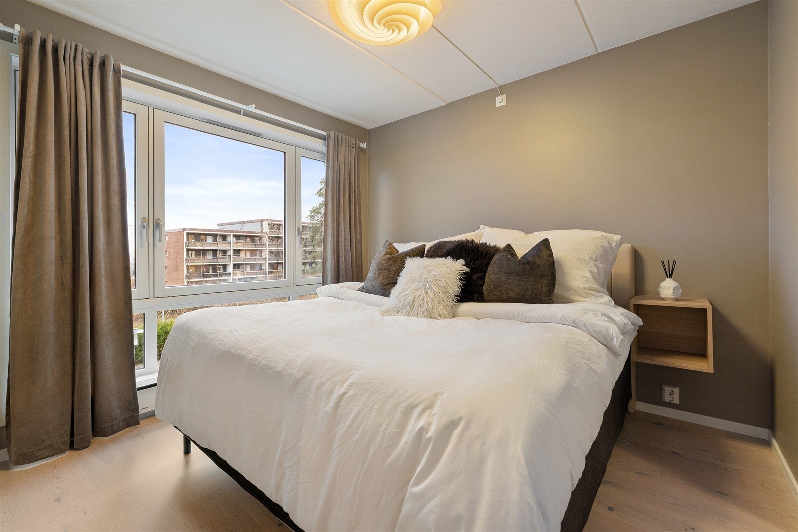 Hovedsoverom med god plass til dobbeltseng og øvrig møblering Galleribilde